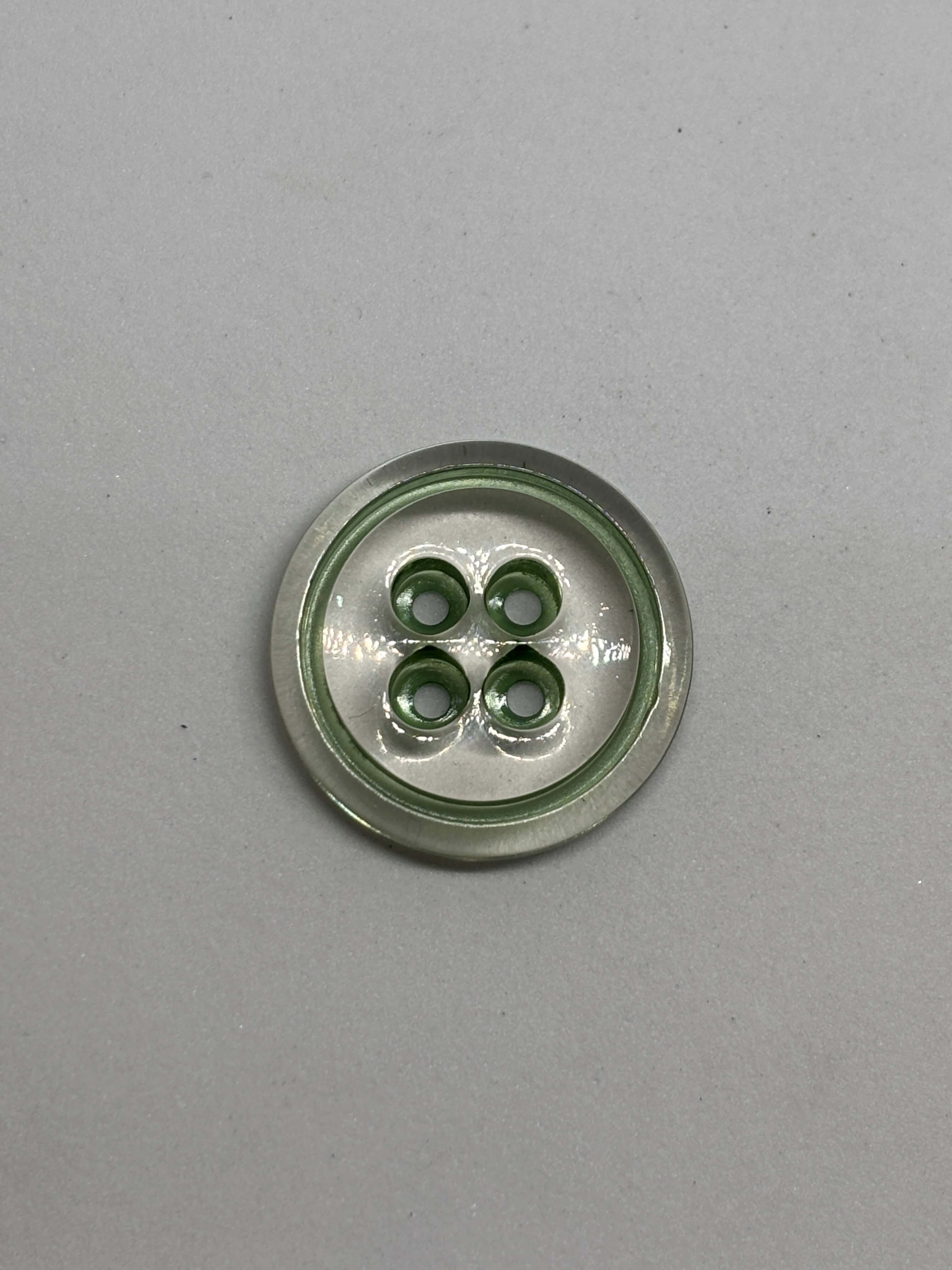 Botón P21031 de poliéster translúcido brillante color fucsia de 4 agujeros, tamaño de 18-22mm. button