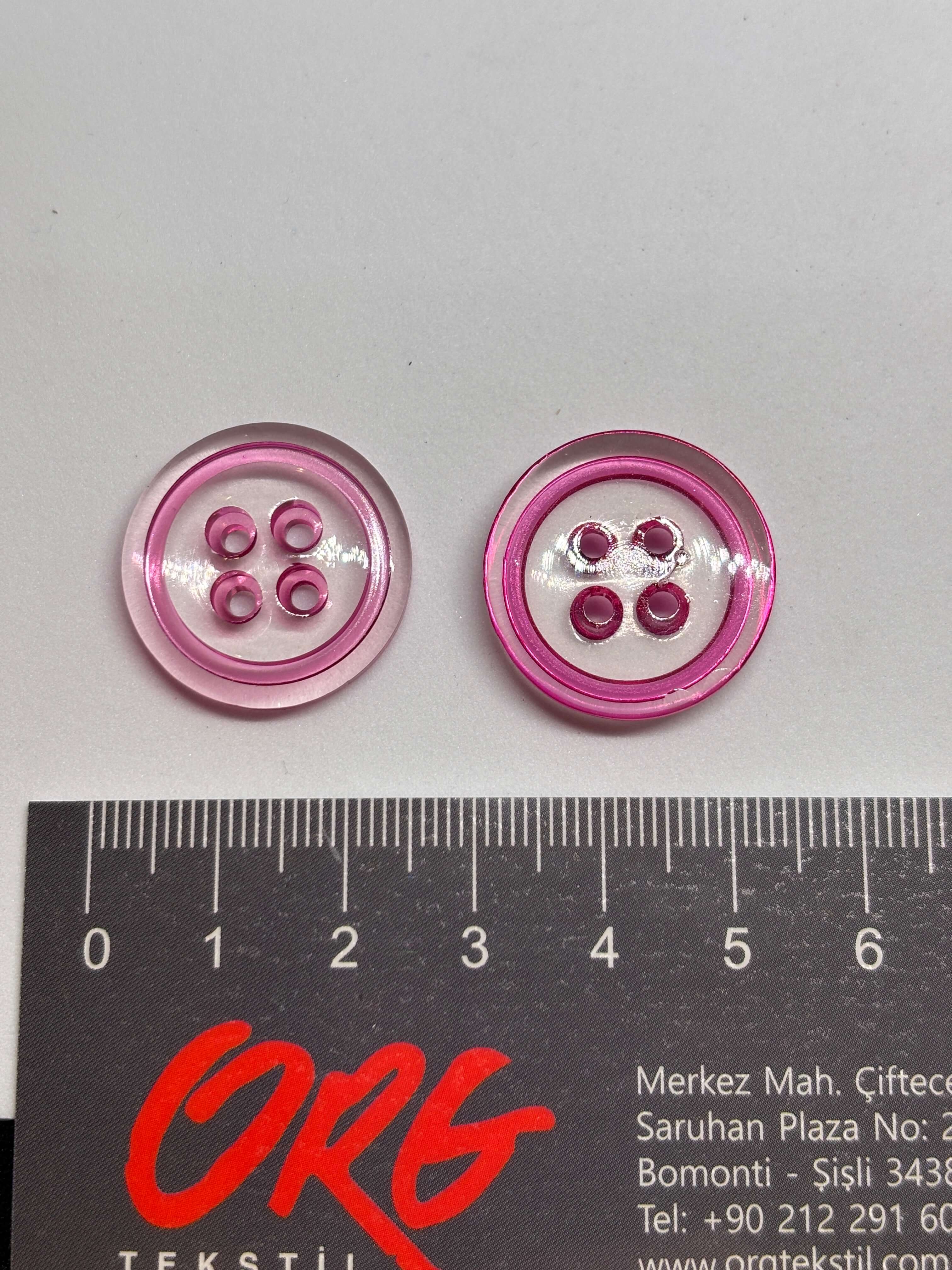 Botón P21031 de poliéster translúcido brillante color fucsia de 4 agujeros, tamaño de 18-22mm. button