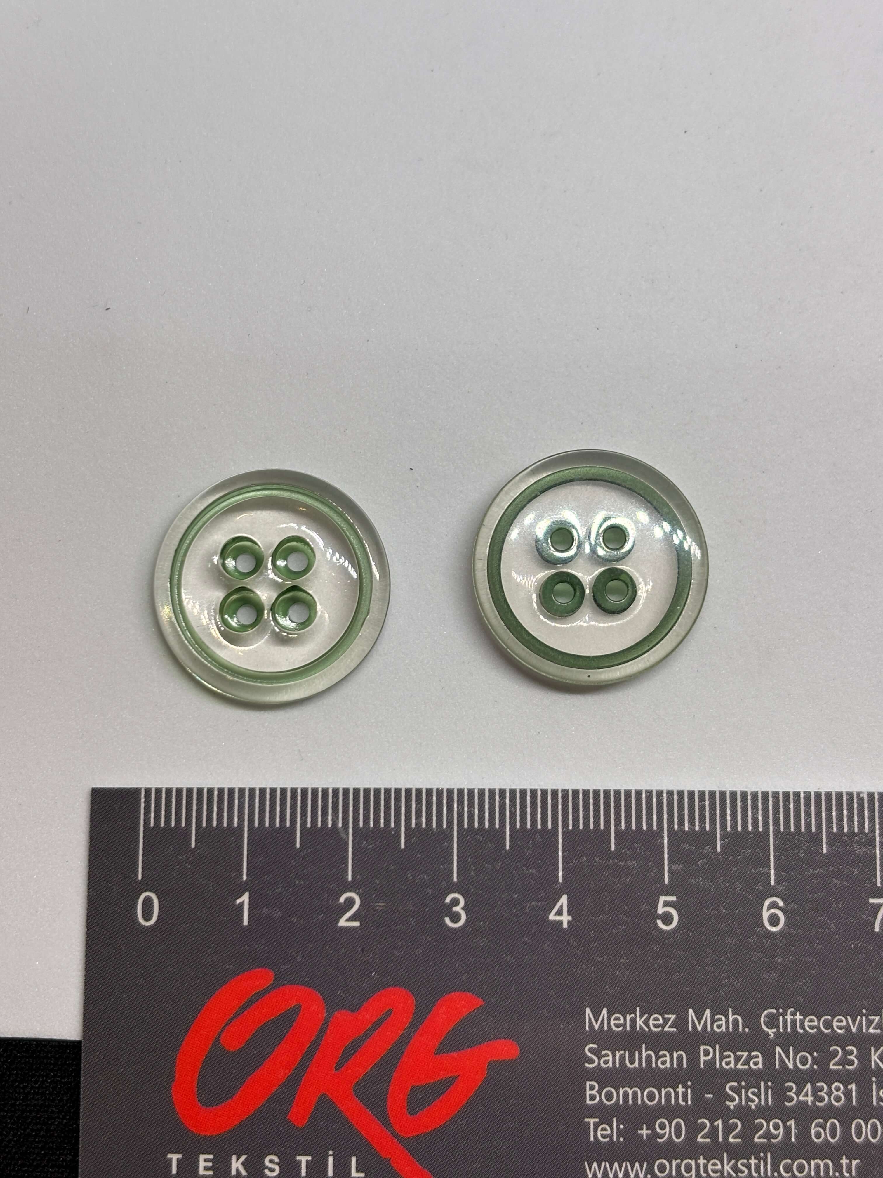 Botón P21031 de poliéster translúcido brillante color fucsia de 4 agujeros, tamaño de 18-22mm. button