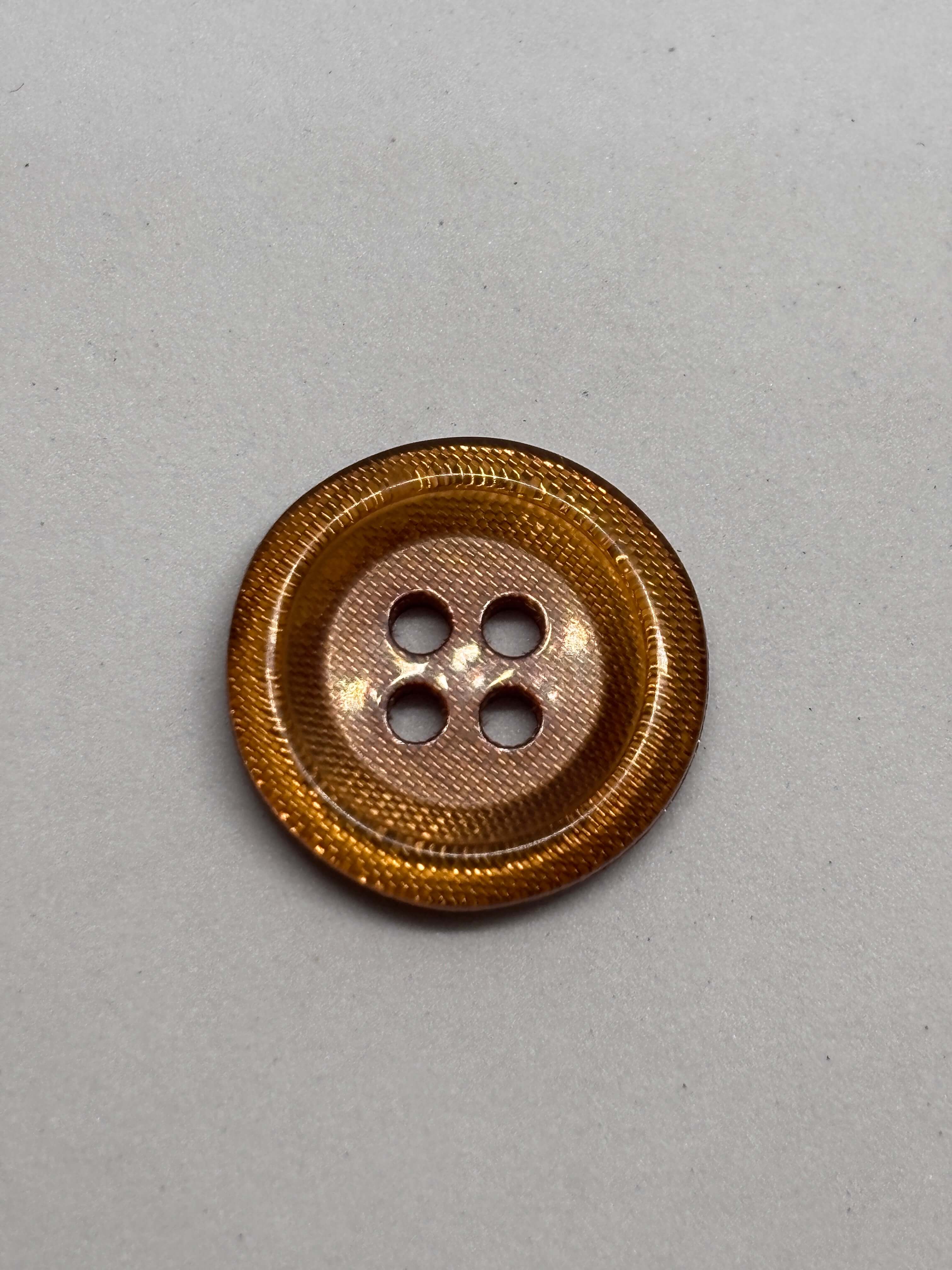 Botón P51718 oro de 4 agujeros poliéster 20mm, botón redondo plano con acabado brillante. button
