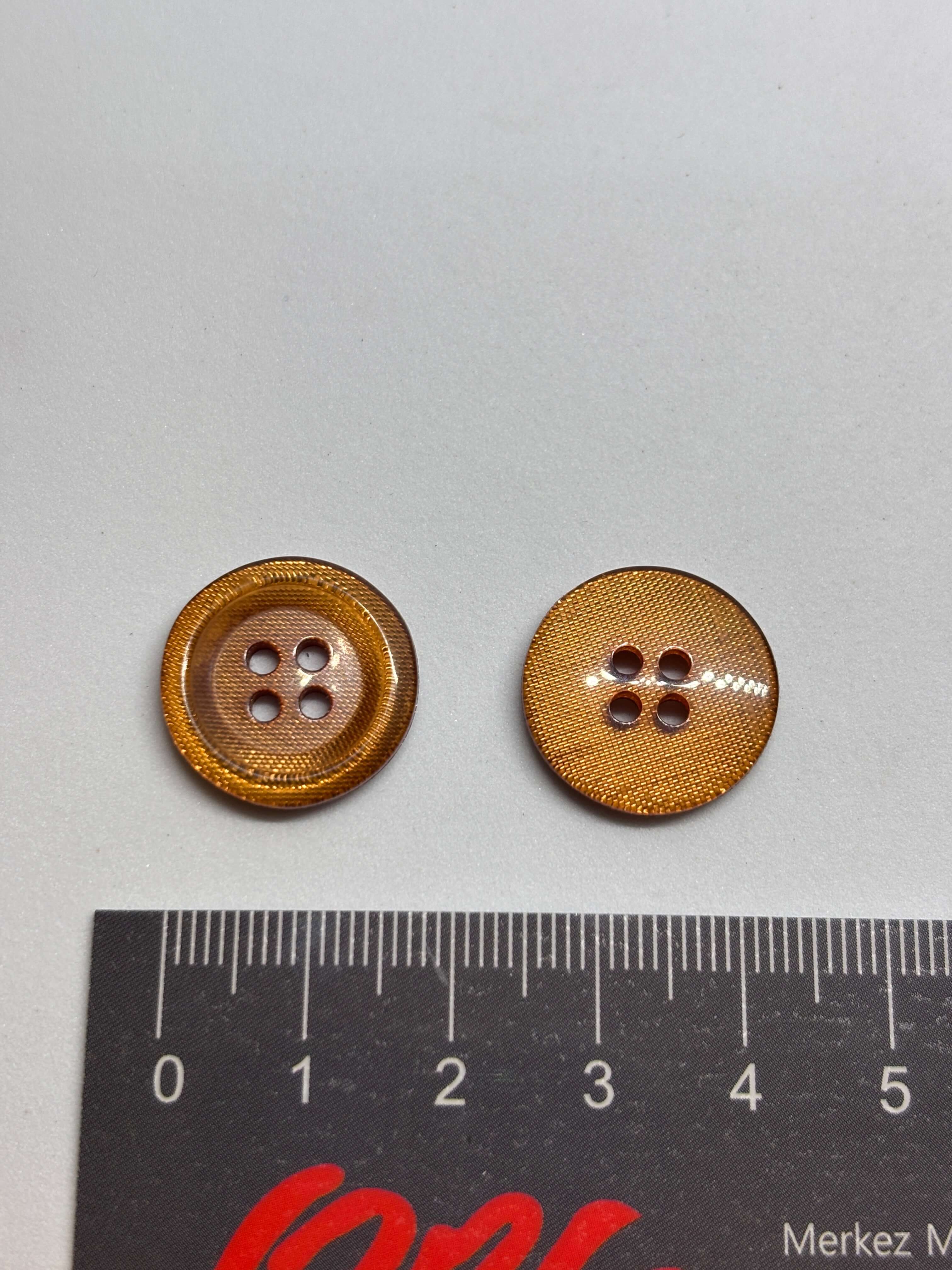 Botón P51718 oro de 4 agujeros poliéster 20mm, botón redondo plano con acabado brillante. button