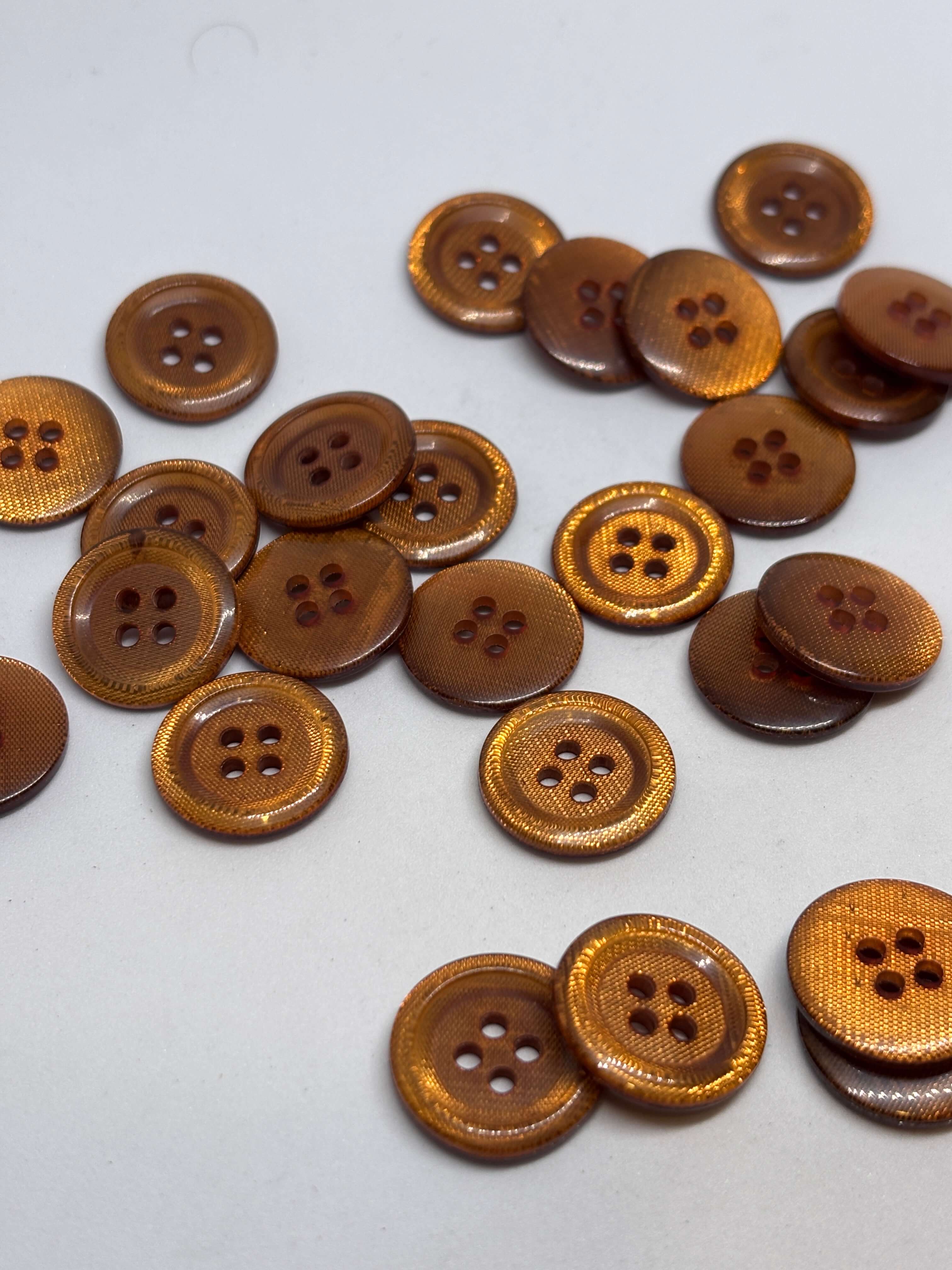 Botón P51718 oro de 4 agujeros poliéster 20mm, botón redondo plano con acabado brillante. button