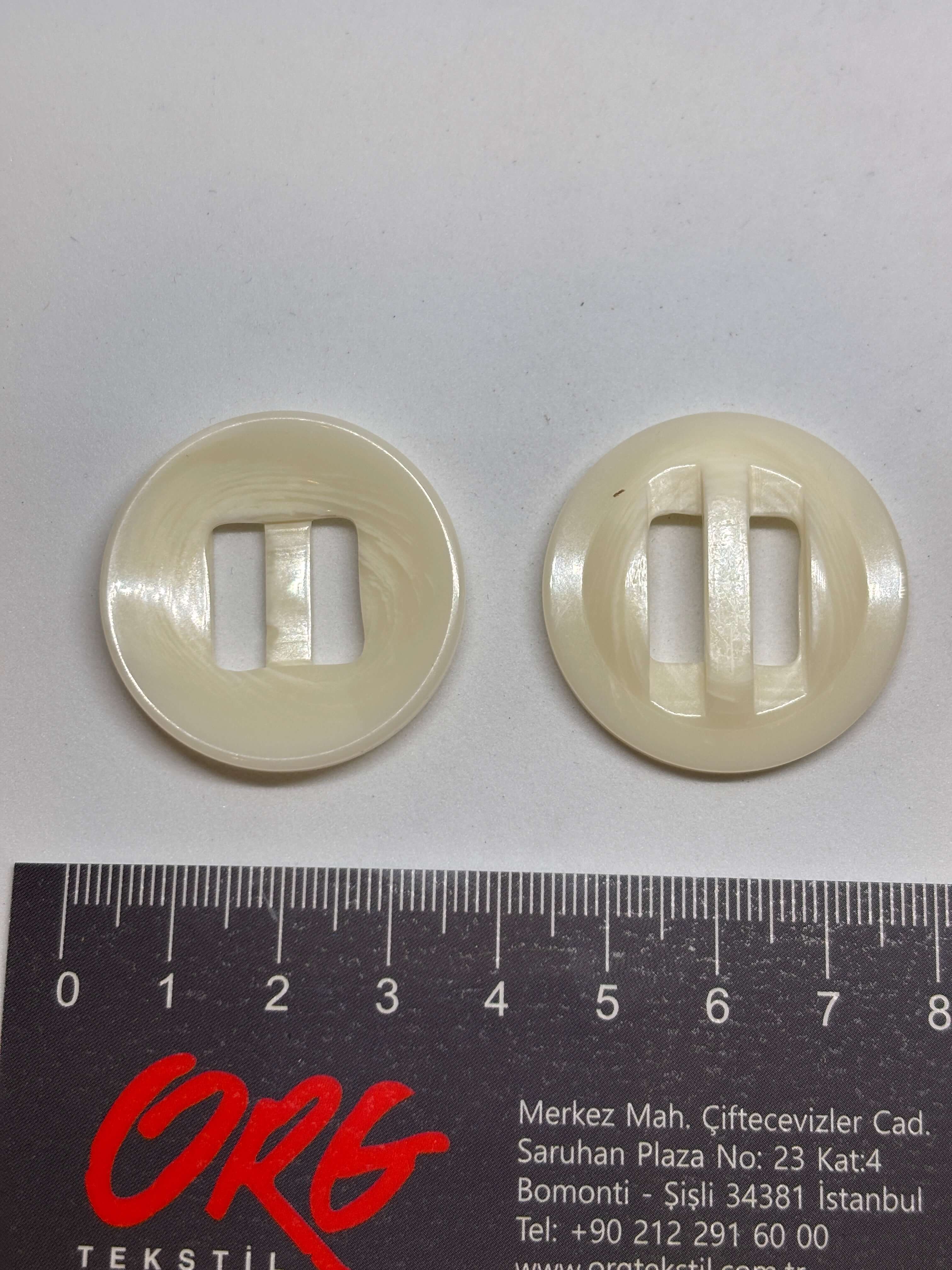 Botón P5482 ecru de 2 agujeros poliéster 34mm con acabado brillante y diseño redondo plano. button