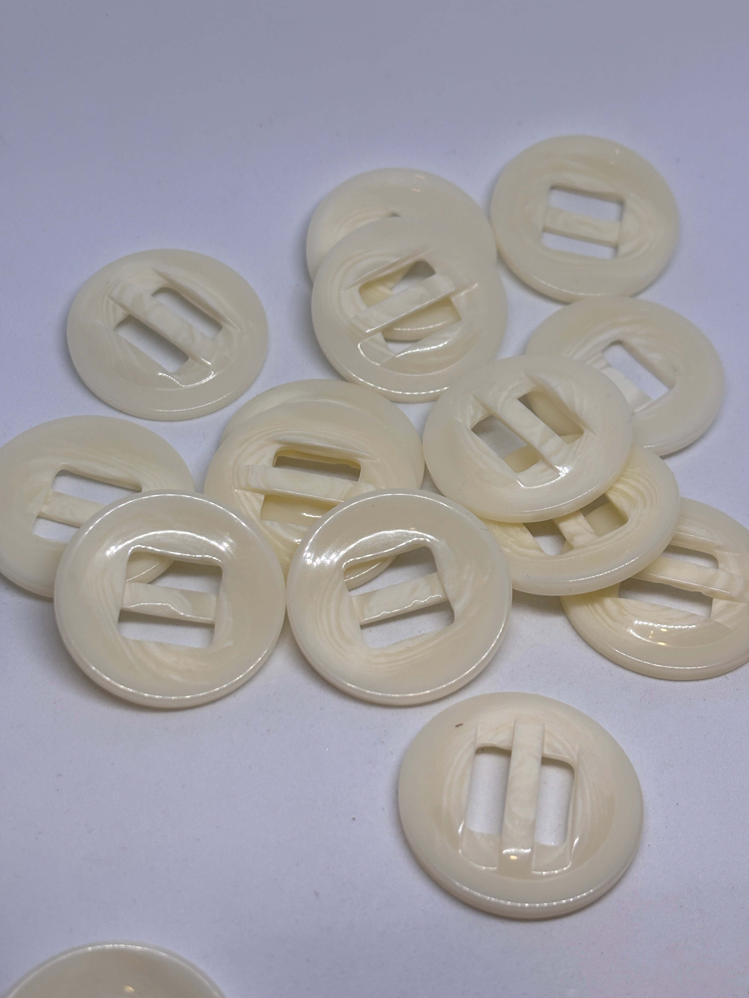 Botón P5482 ecru de 2 agujeros poliéster 34mm con acabado brillante y diseño redondo plano. button