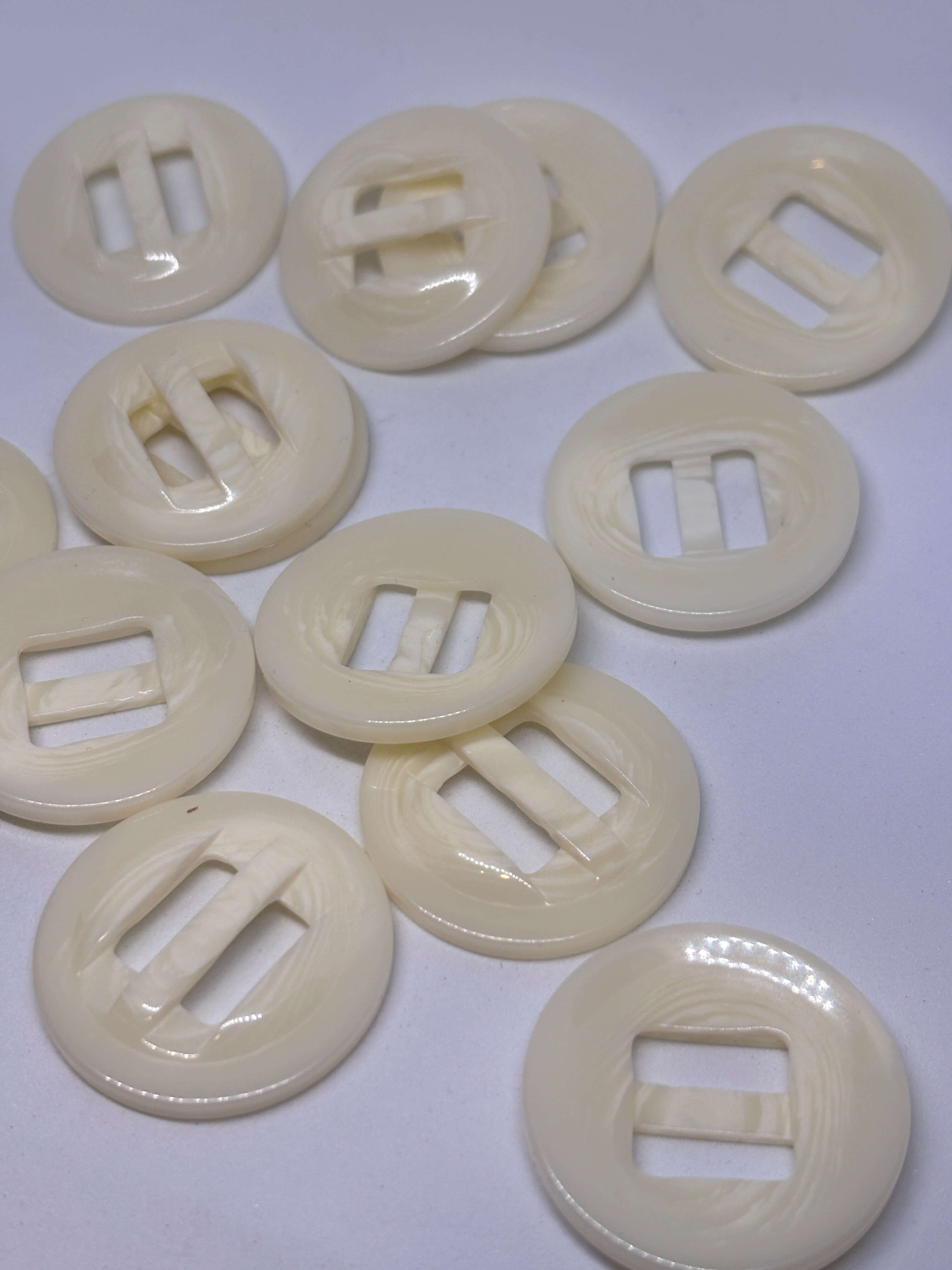 Botón P5482 ecru de 2 agujeros poliéster 34mm con acabado brillante y diseño redondo plano. button