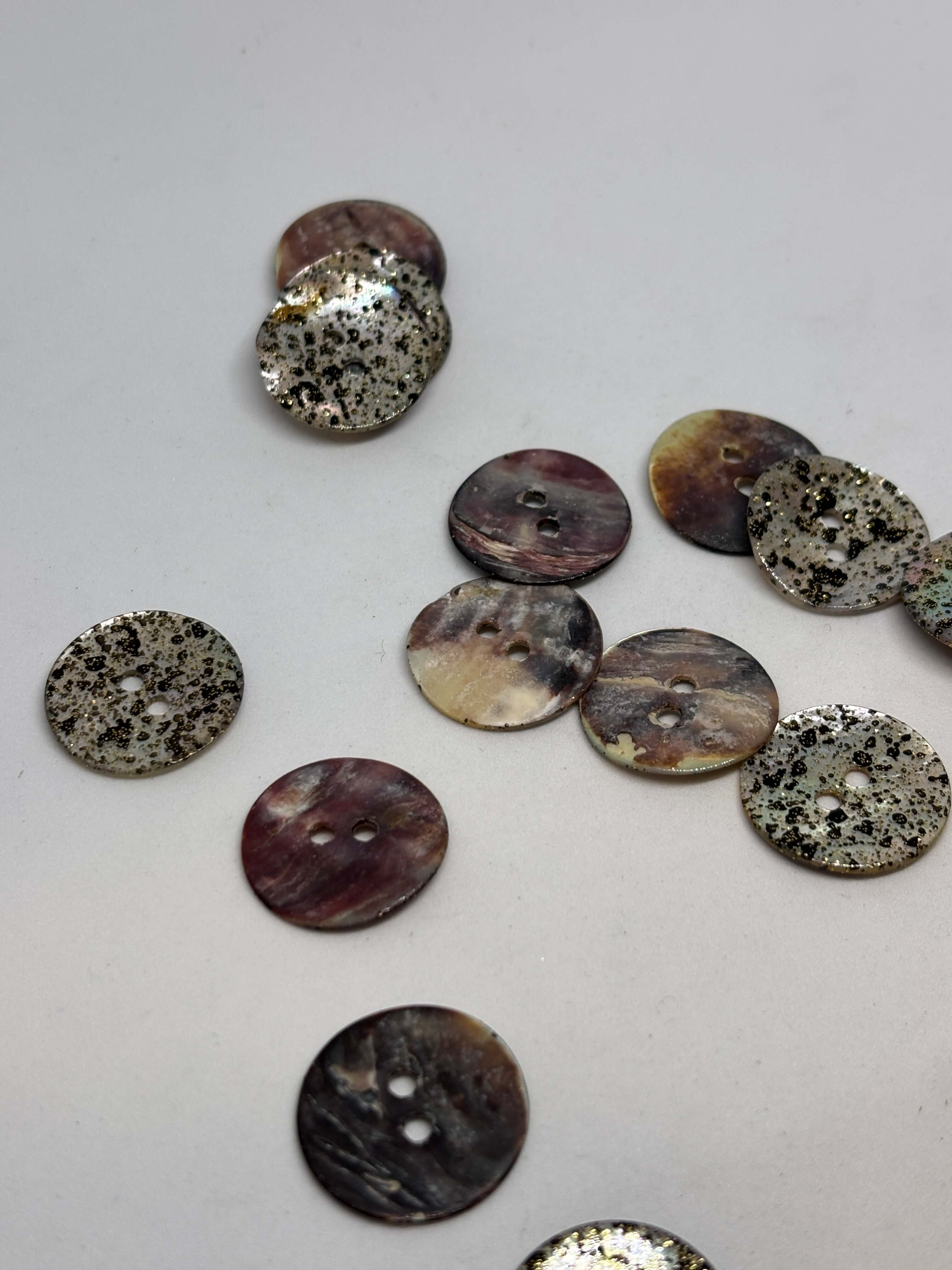 Botón P5571 Nácar Natural de 2 Agujeros de 20mm, diseño redondo y brillante, ideal para camisas y blusas. button