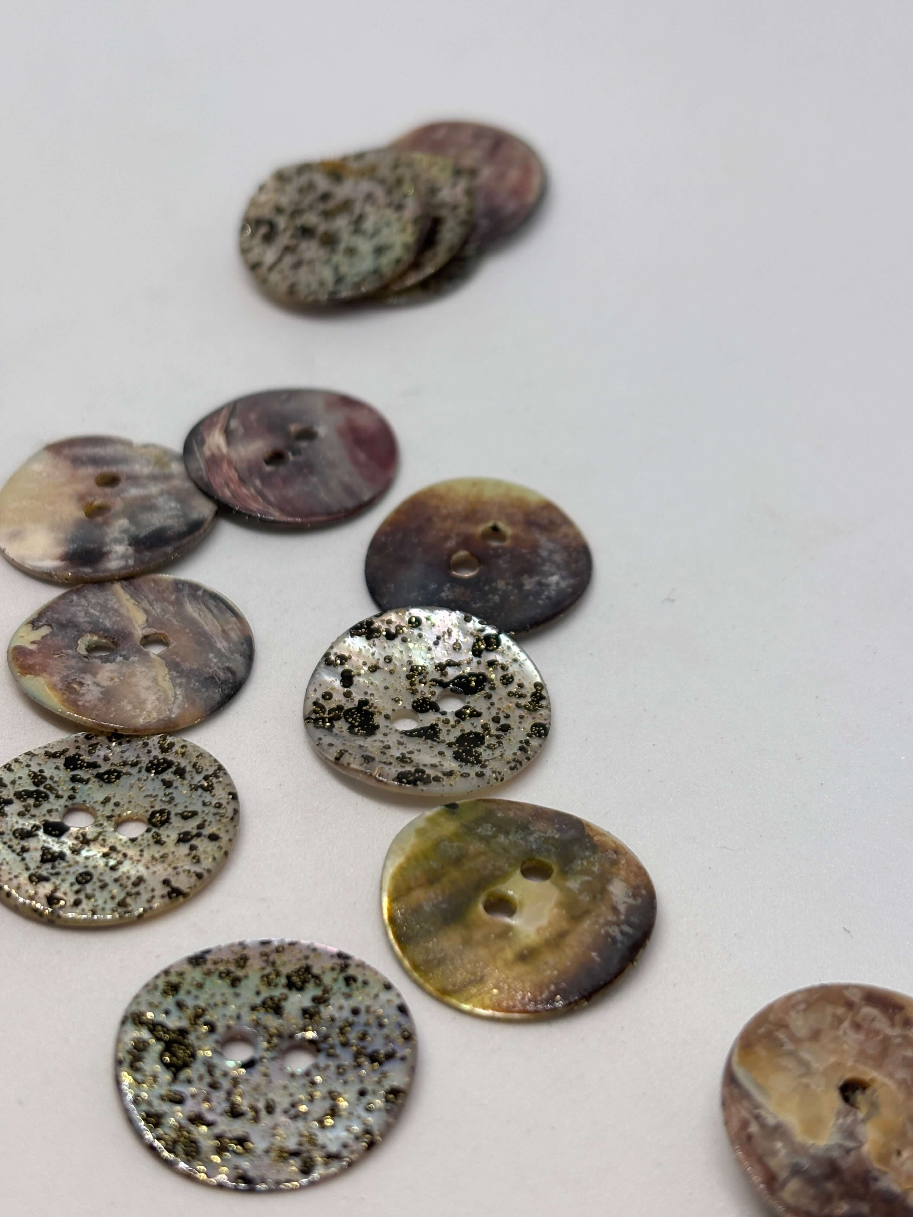 Botón P5571 Nácar Natural de 2 Agujeros de 20mm, diseño redondo y brillante, ideal para camisas y blusas. button