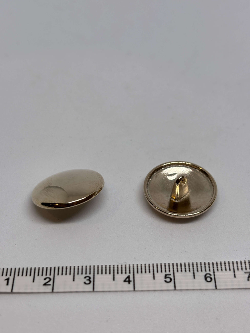 Botón PM11914 oro metal de vástago con diseño elegante y acabado pulido, ideal para prendas formales. button