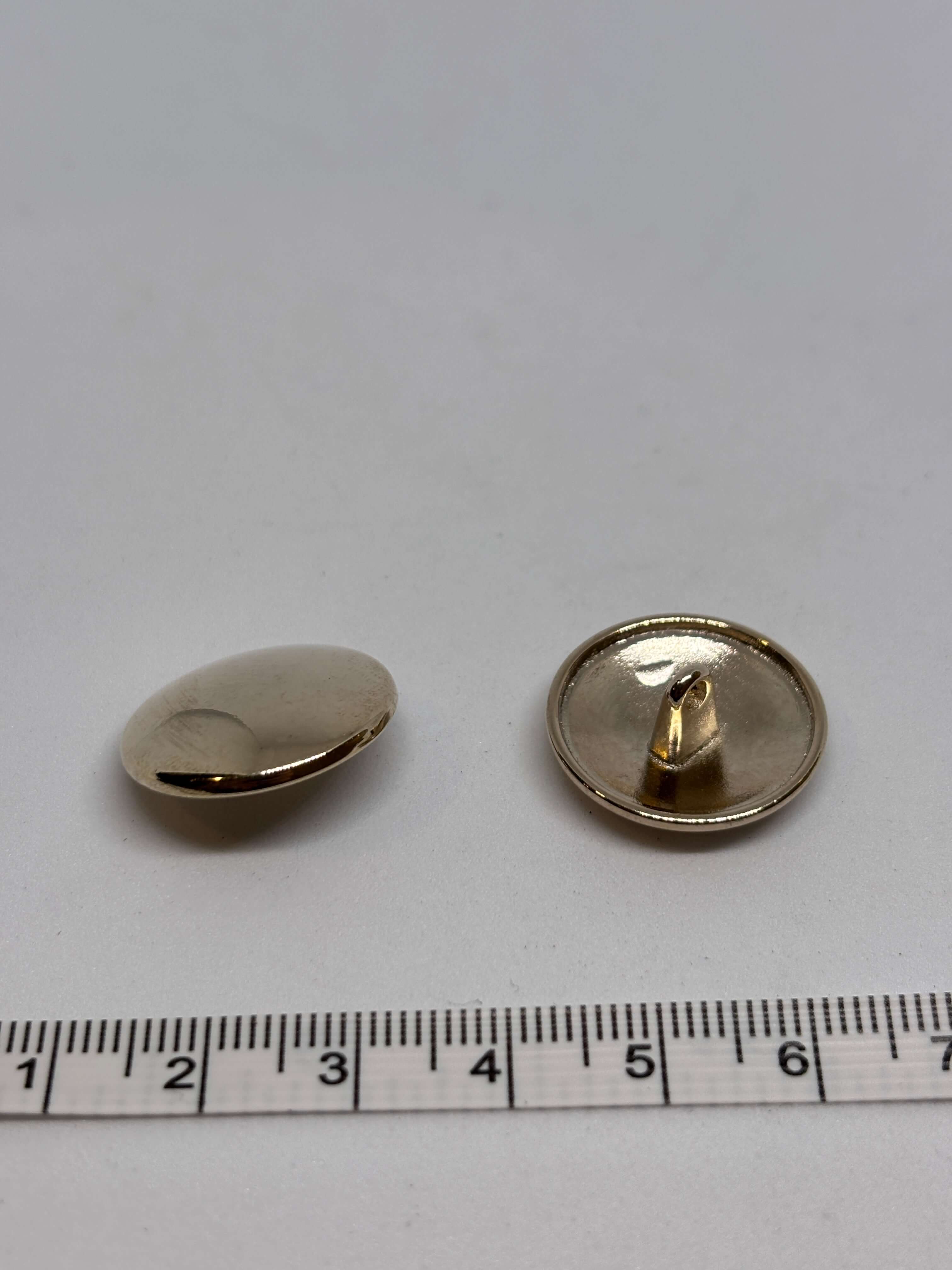 Botón PM11914 oro metal de vástago con diseño elegante y acabado pulido, ideal para prendas formales. button