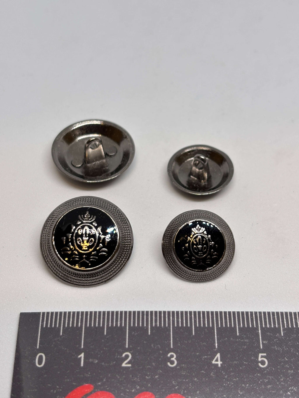 Botón PM13001 de vástago premium en plata con cresta heráldica y acabado pulido, tamaño 20-23mm. button