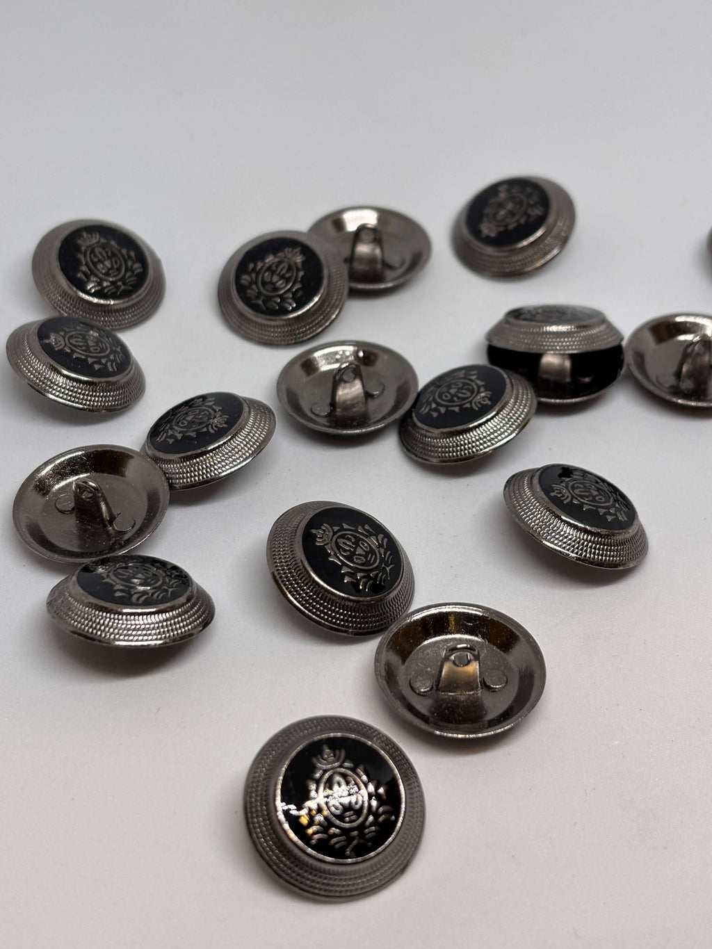 Botón PM13001 de vástago premium en plata con cresta heráldica y acabado pulido, tamaño 20-23mm. button