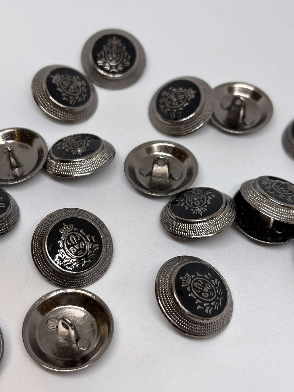 Botón PM13001 de vástago premium en plata con cresta heráldica y acabado pulido, tamaño 20-23mm. button