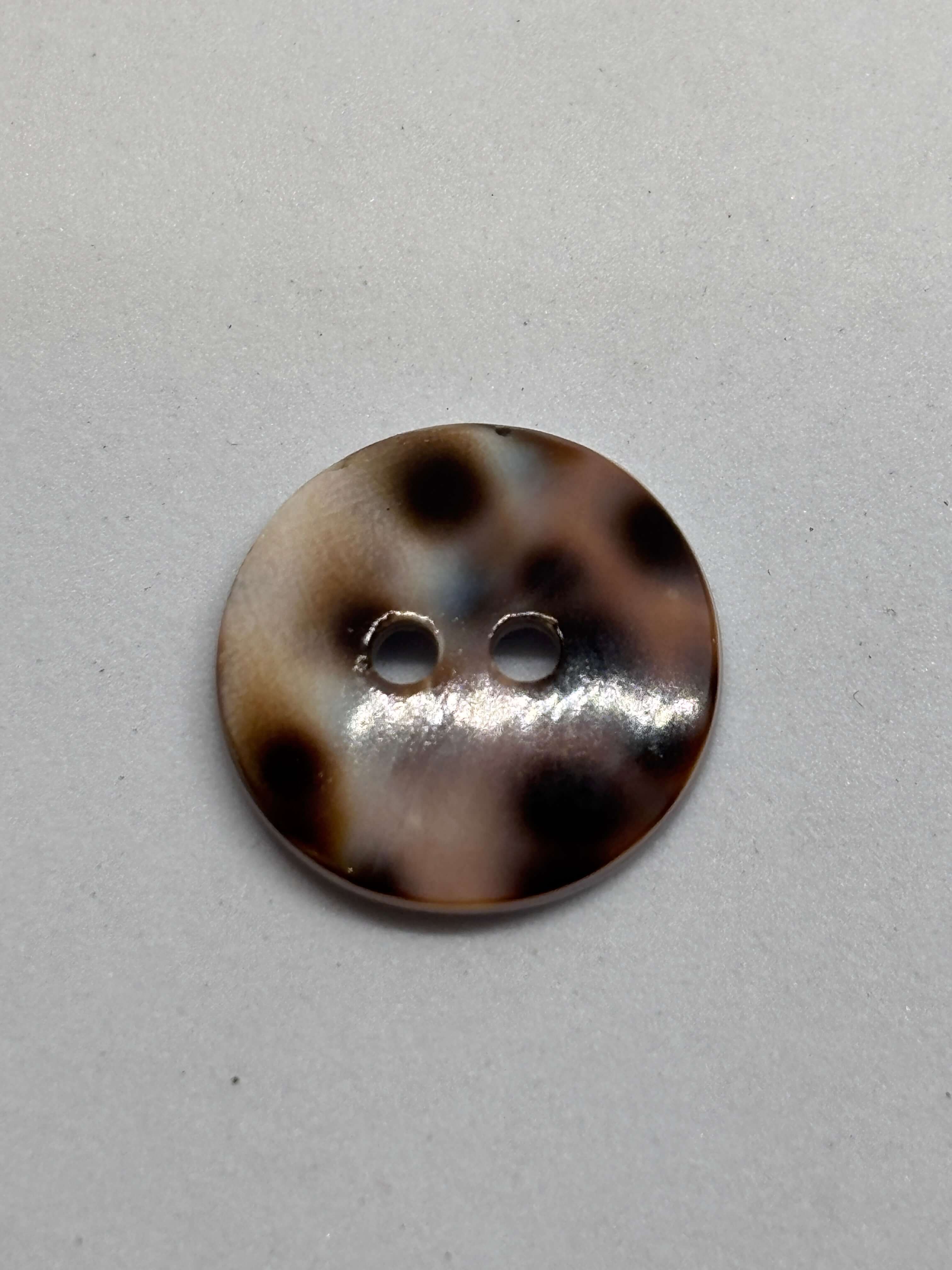 Botón TG35/2H Nácar Natural botón 2 agujeros 18mm con brillo iridiscente y diseño redondo plano. button