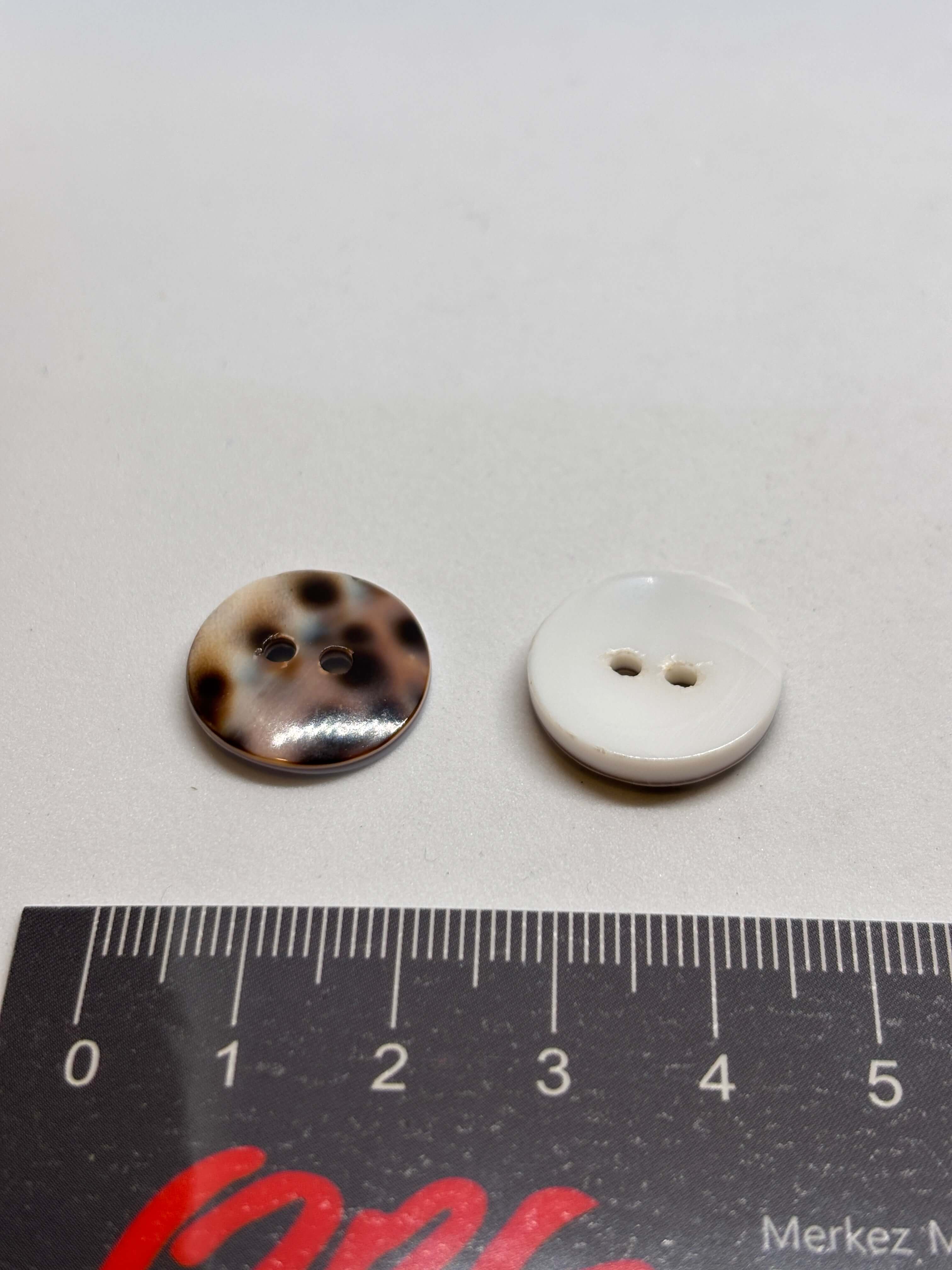 Botón TG35/2H Nácar Natural botón 2 agujeros 18mm con brillo iridiscente y diseño redondo plano. button