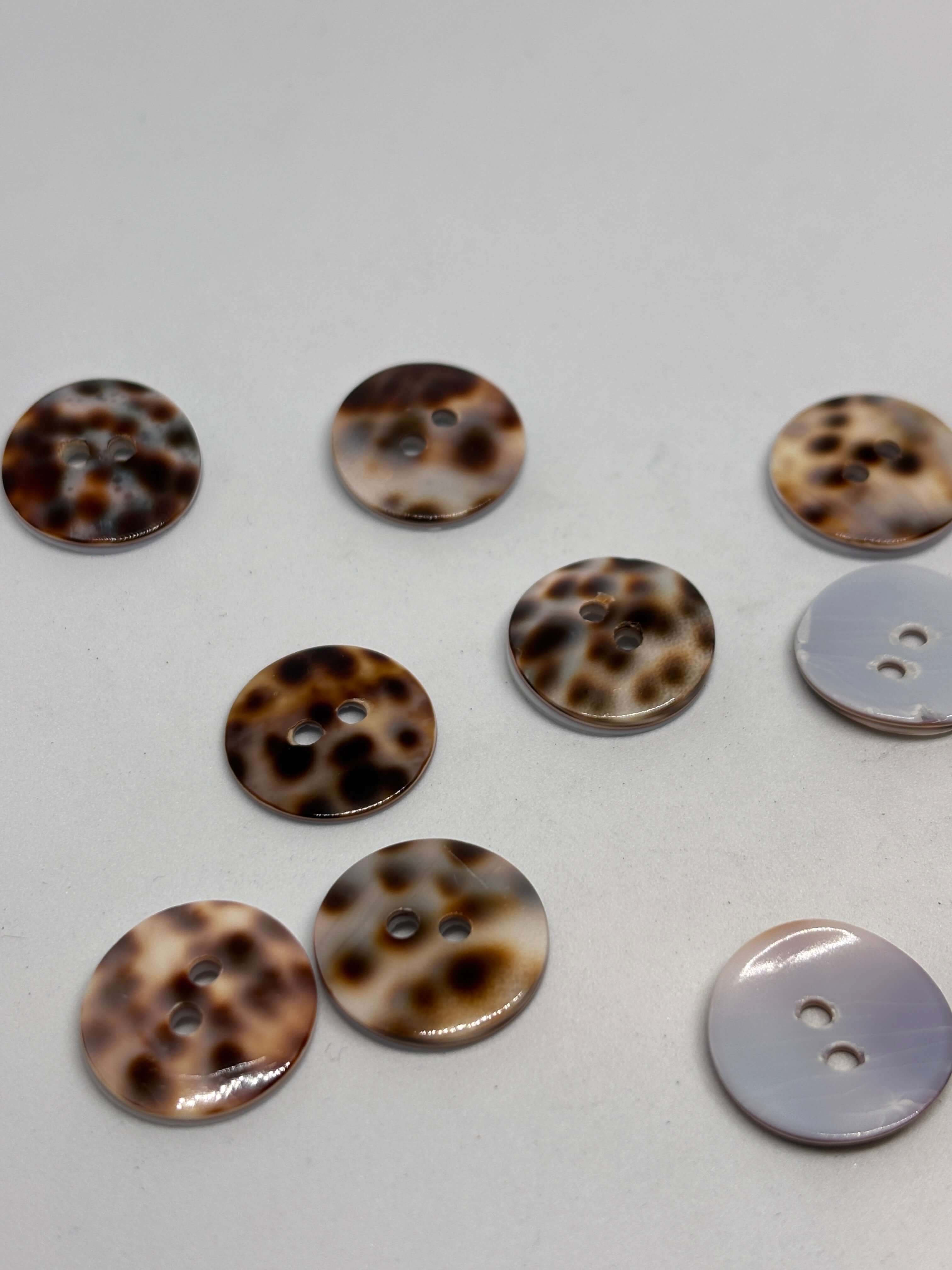 Botón TG35/2H Nácar Natural botón 2 agujeros 18mm con brillo iridiscente y diseño redondo plano. button