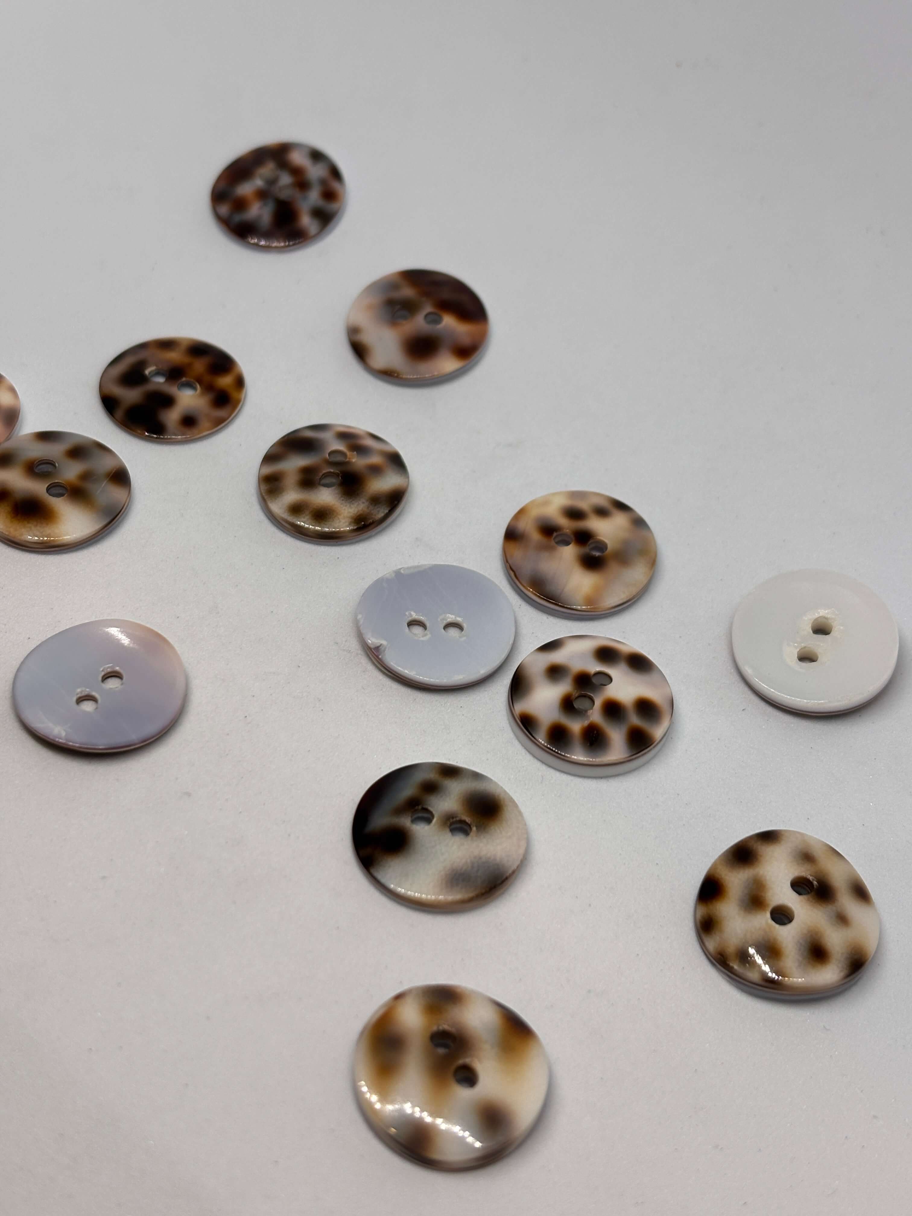 Botón TG35/2H Nácar Natural botón 2 agujeros 18mm con brillo iridiscente y diseño redondo plano. button