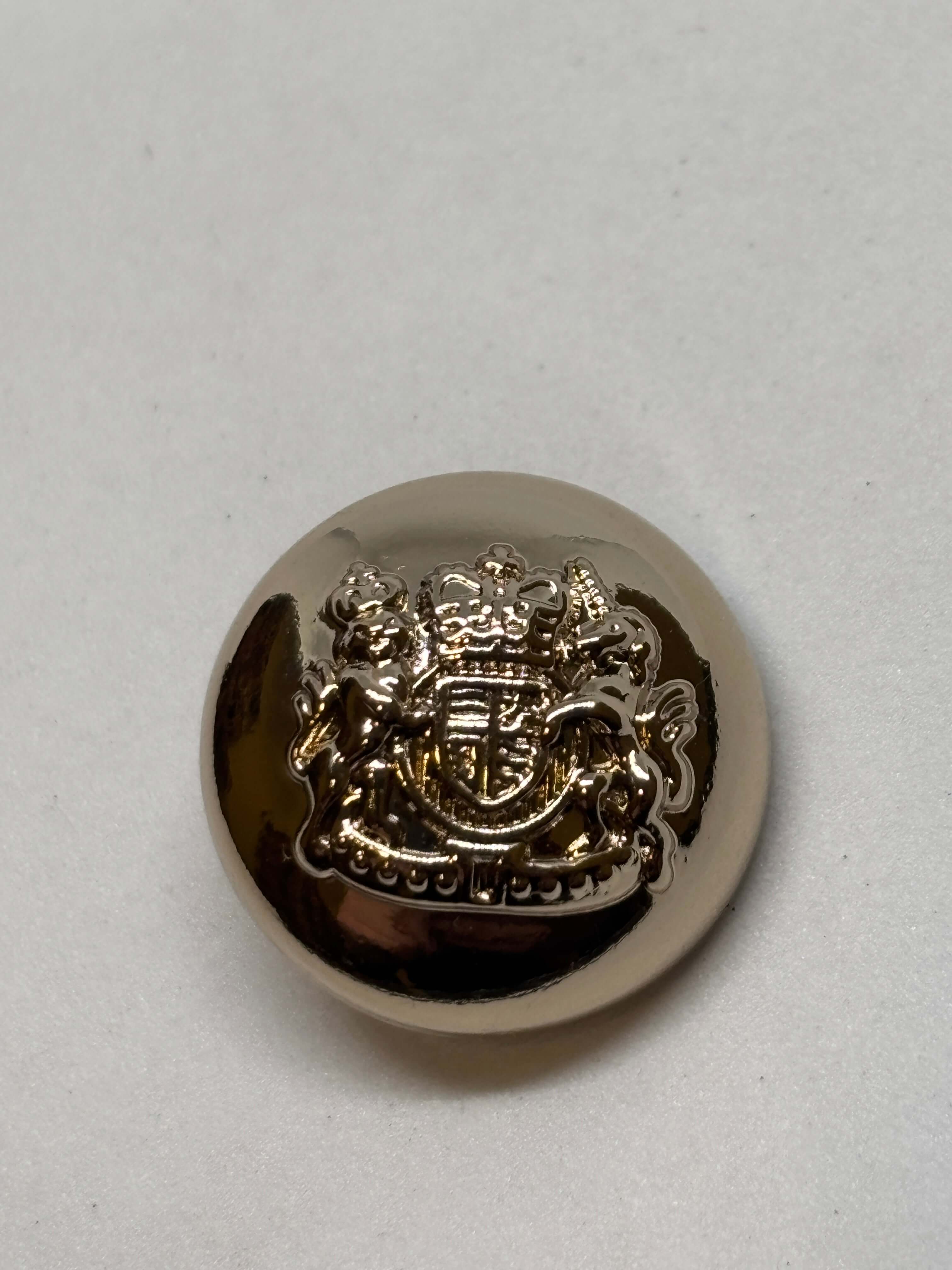 Botón V158 de vástago en oro con domo y cresta heráldica con corona, diseño de lujo para prendas elegantes. button