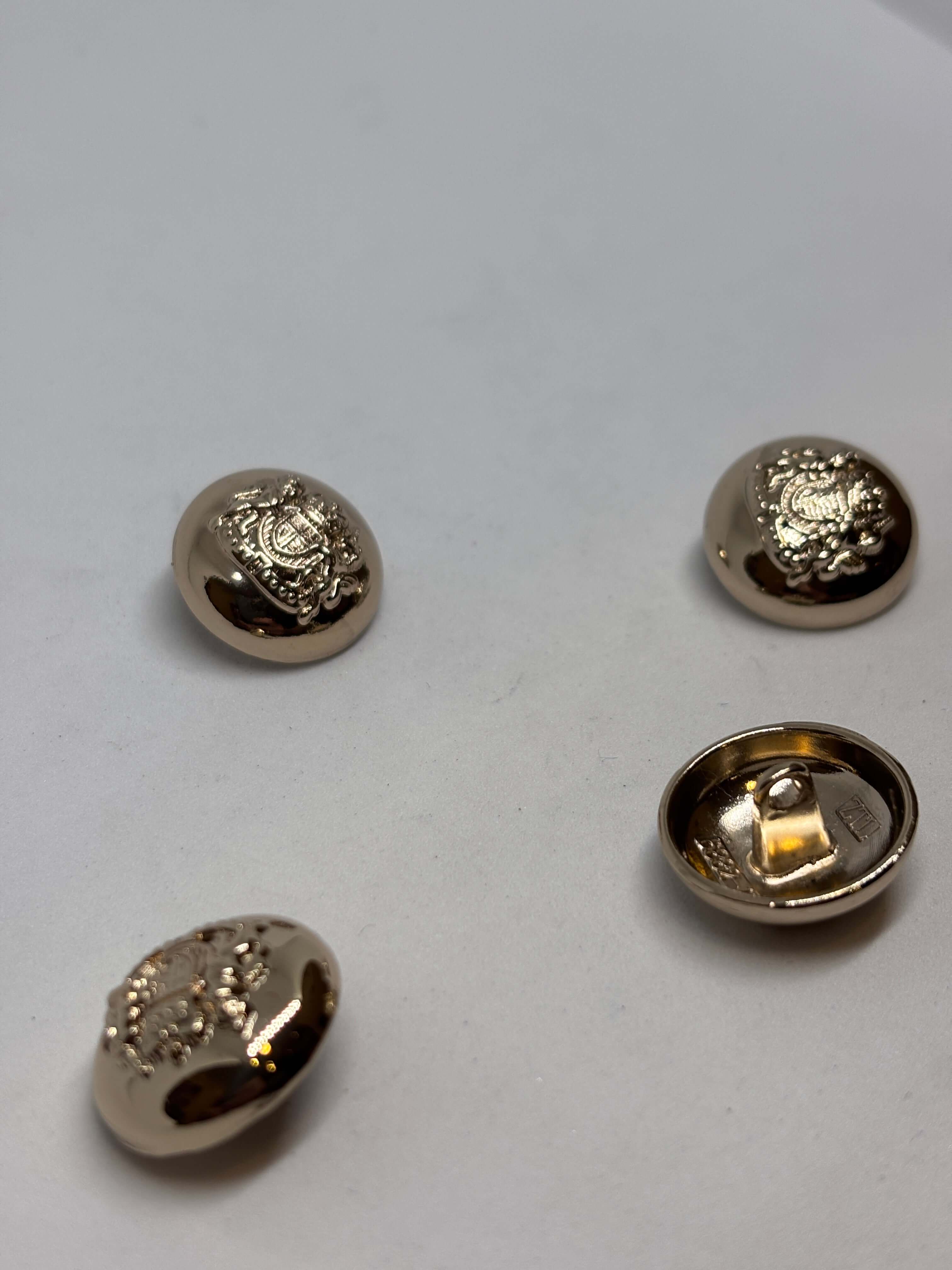 Botón V158 de vástago en oro con domo y cresta heráldica con corona, diseño de lujo para prendas elegantes. button
