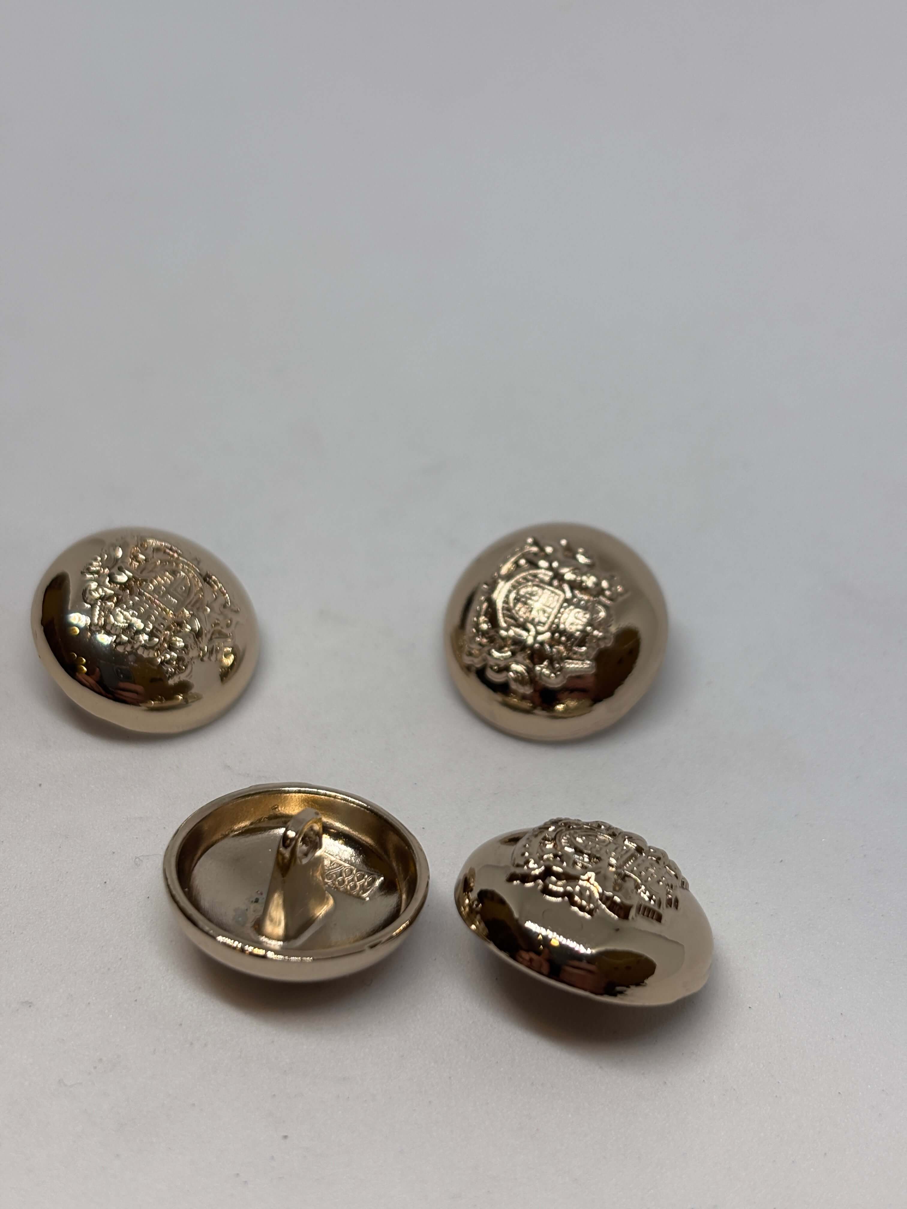 Botón V158 de vástago en oro con domo y cresta heráldica con corona, diseño de lujo para prendas elegantes. button
