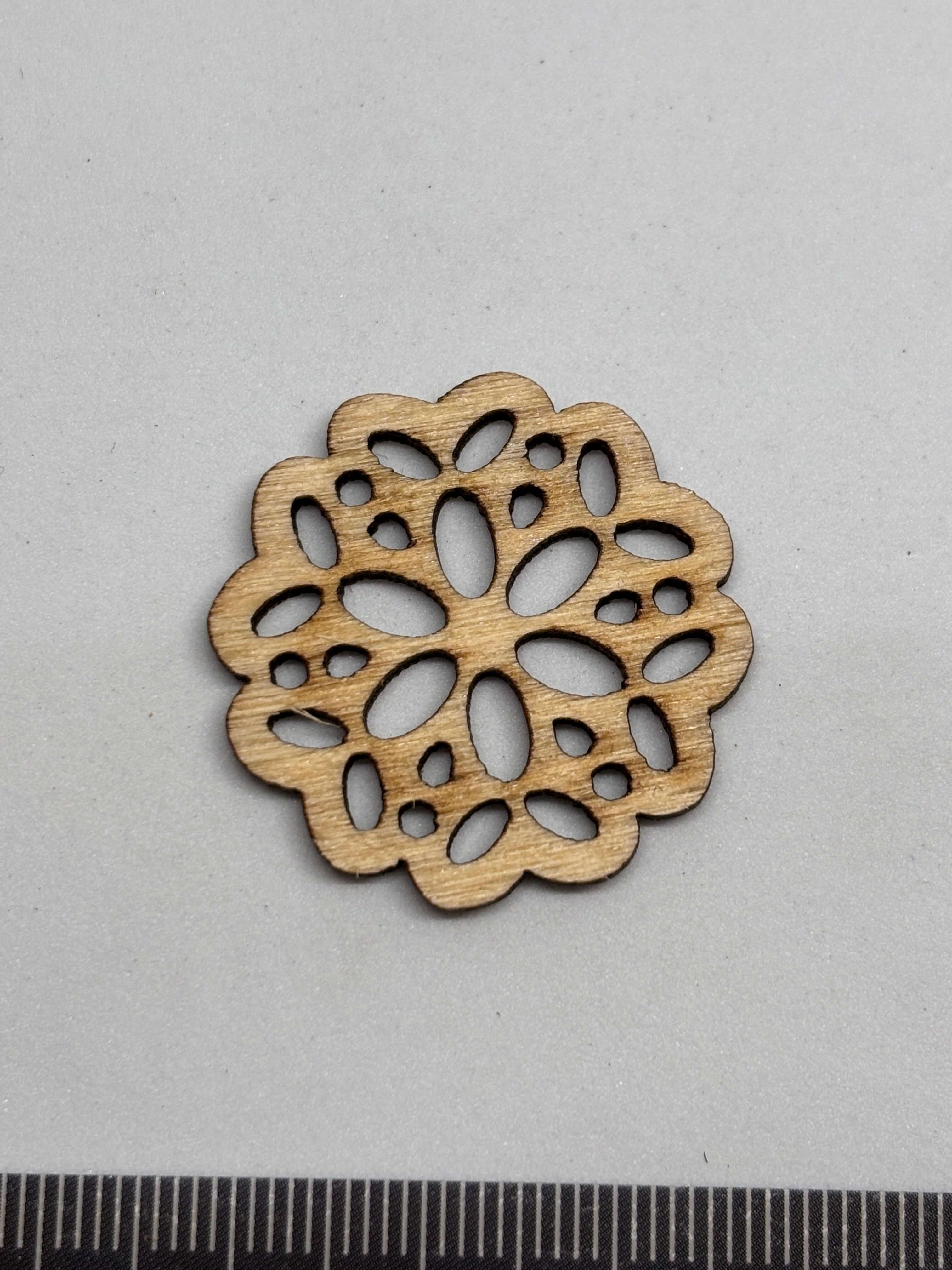 Botón WBB709 Madera Multiagujeros 28mm con diseño calado tipo mandala en madera clara. button