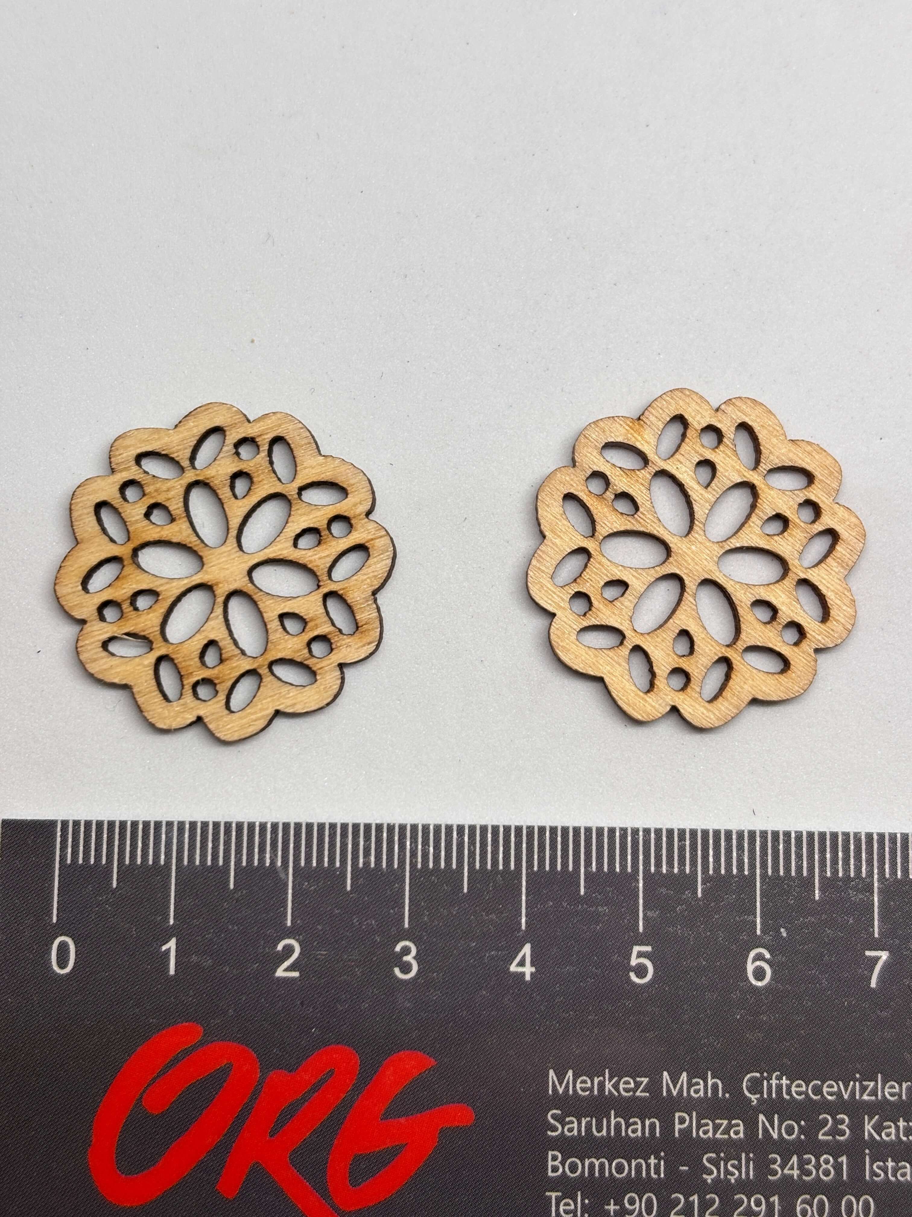 Botón WBB709 Madera Multiagujeros 28mm con diseño calado tipo mandala en madera clara. button