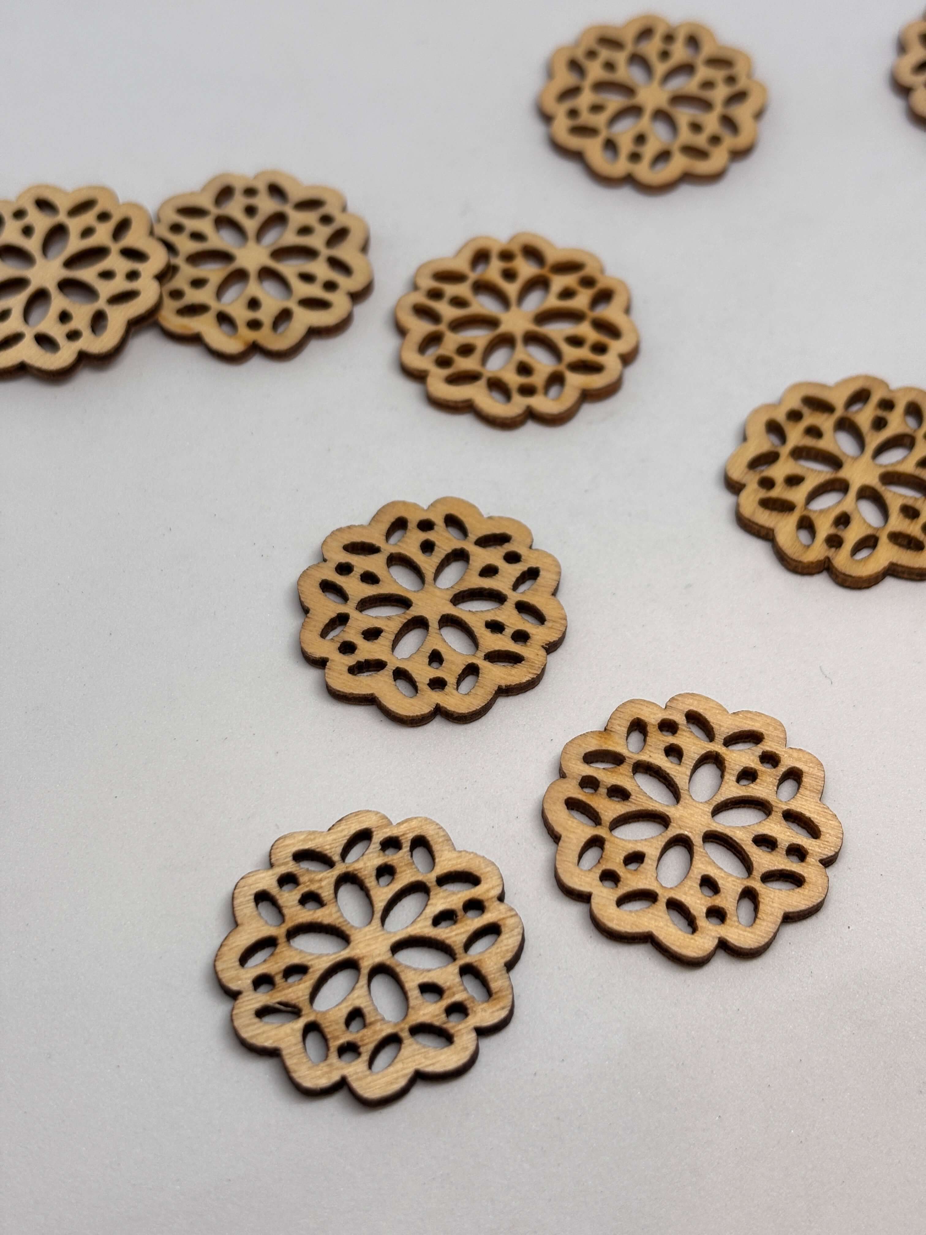 Botón WBB709 Madera Multiagujeros 28mm con diseño calado tipo mandala en madera clara. button