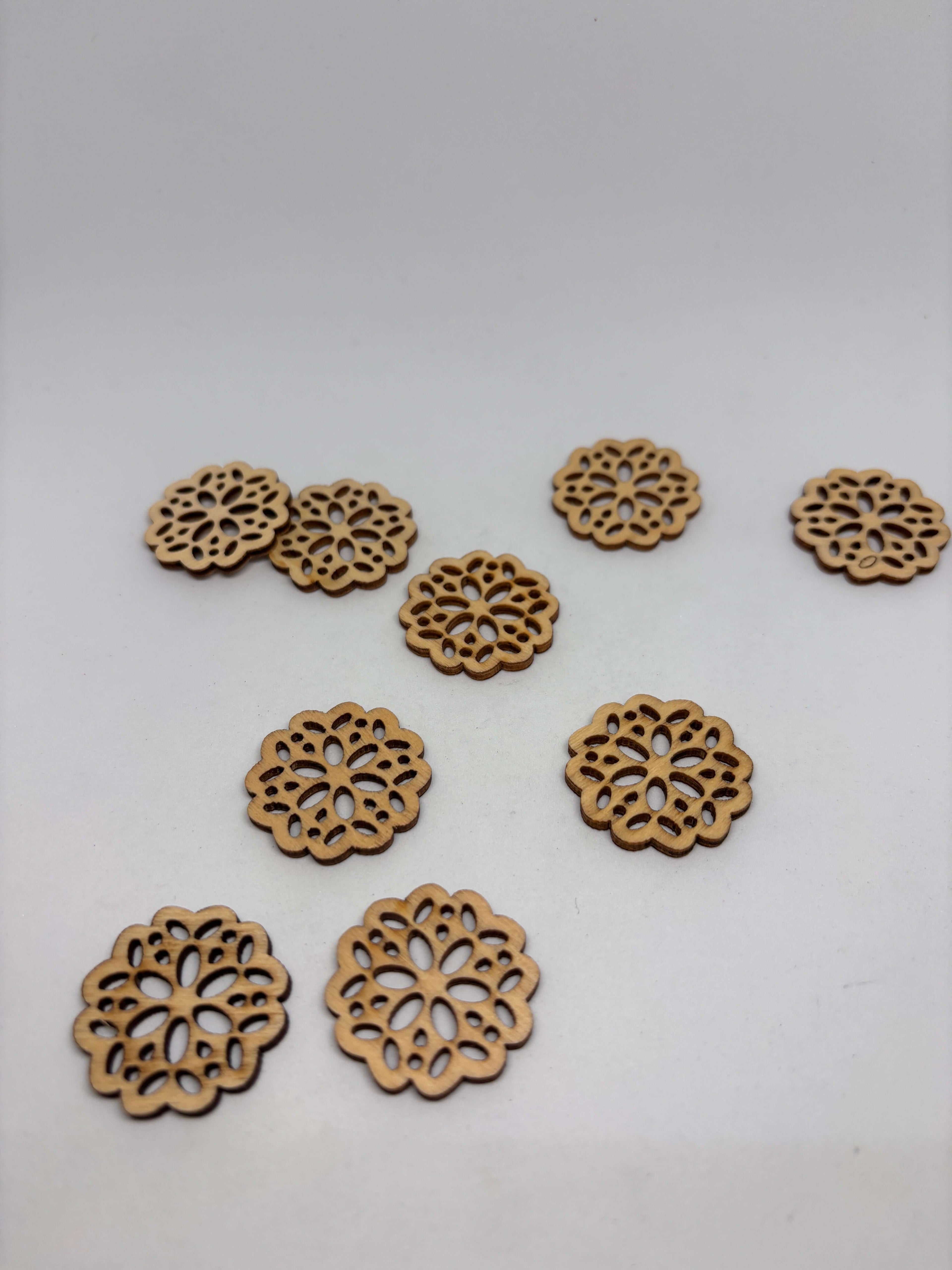 Botón WBB709 Madera Multiagujeros 28mm con diseño calado tipo mandala en madera clara. button