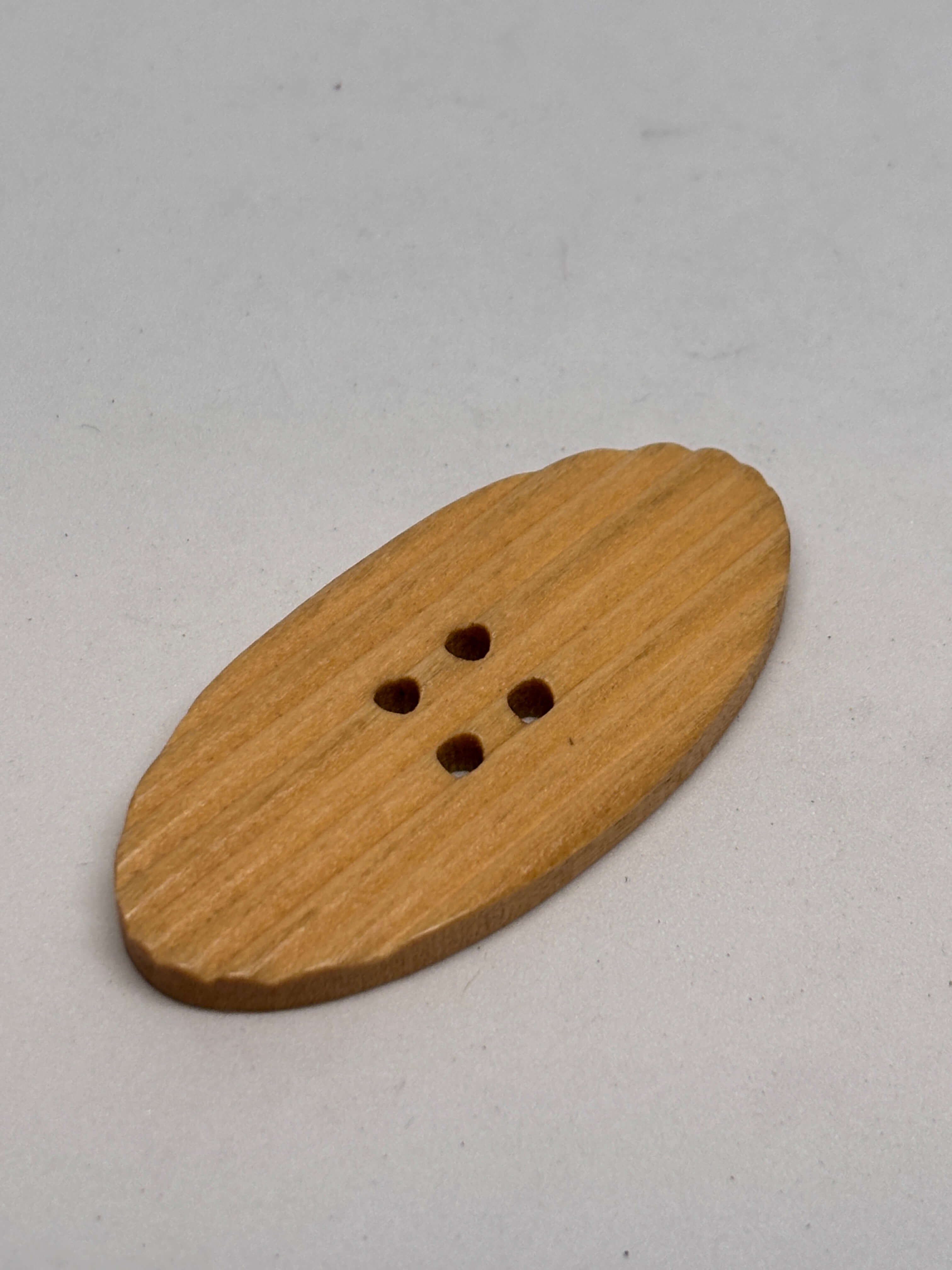 Botón WBB900 de madera natural oval de 4 agujeros en marrón, ideal para ropa y accesorios de lujo rústico. button