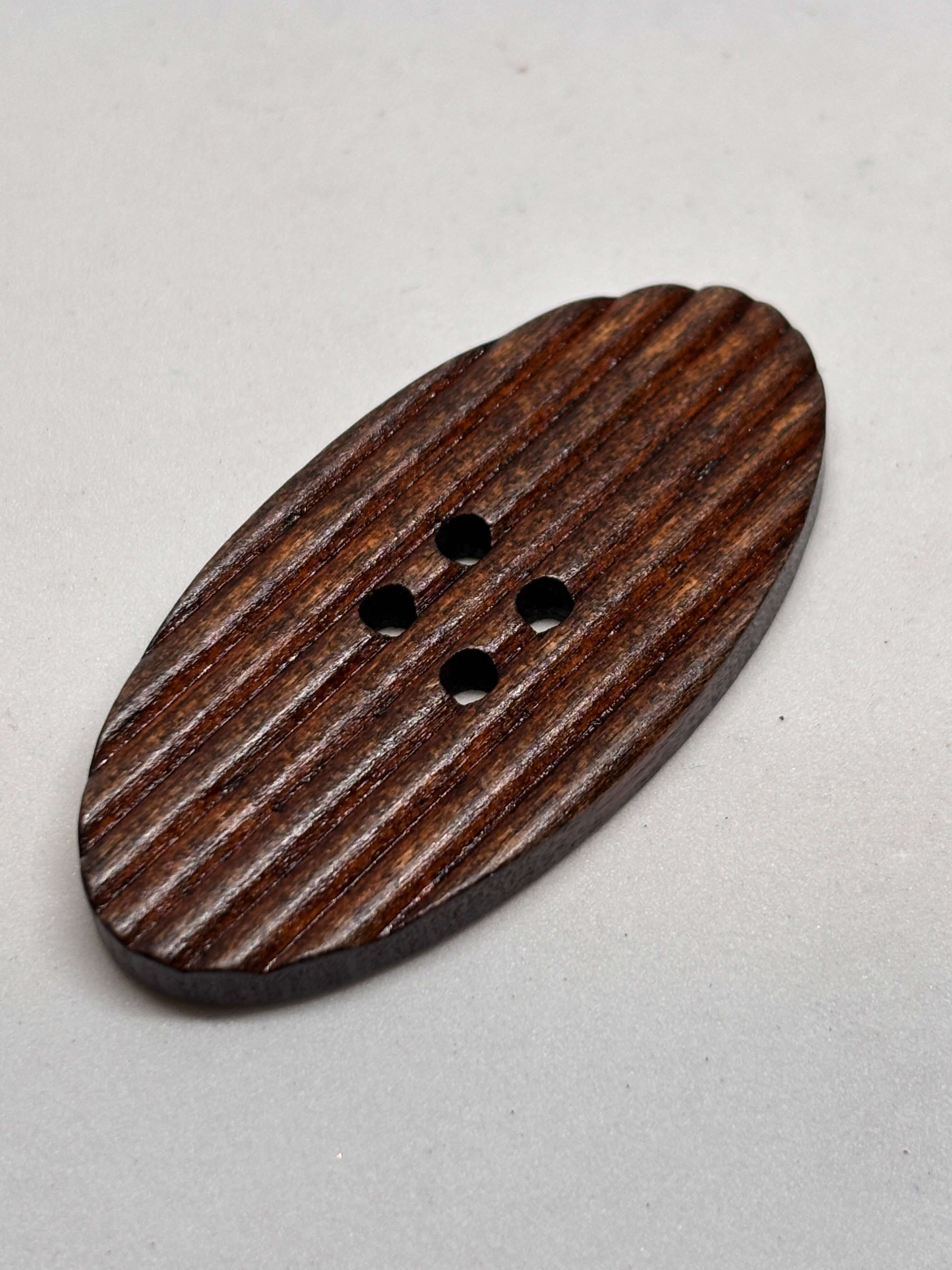 Botón WBB900 de madera natural oval de 4 agujeros en marrón, ideal para ropa y accesorios de lujo rústico. button