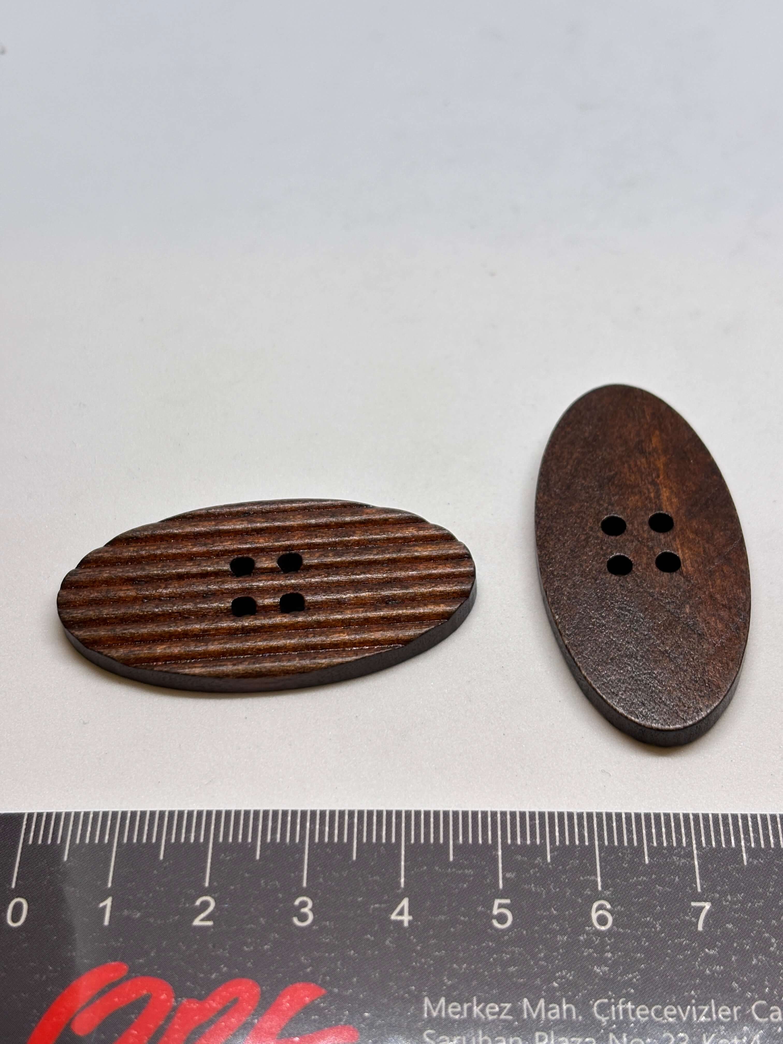 Botón WBB900 de madera natural oval de 4 agujeros en marrón, ideal para ropa y accesorios de lujo rústico. button