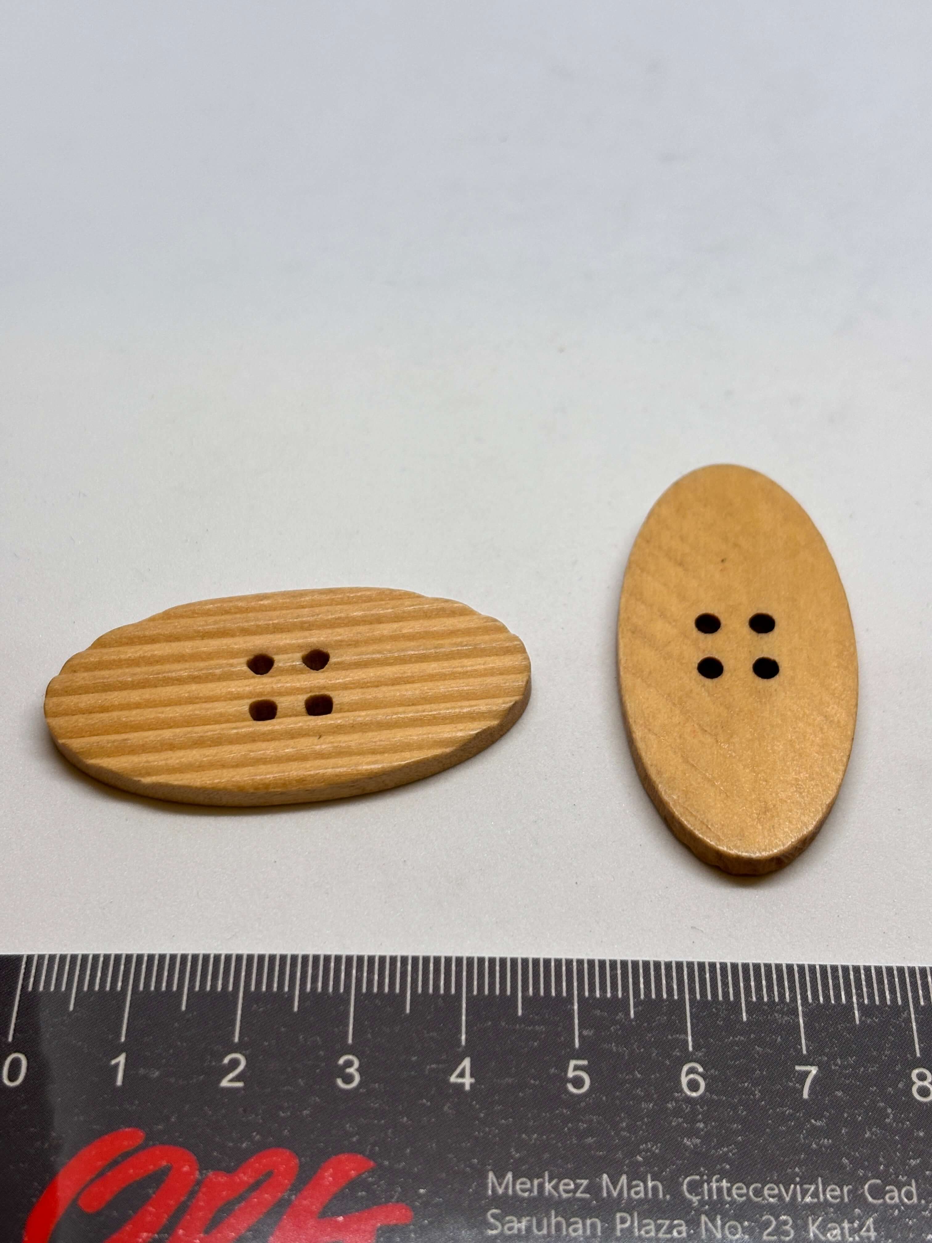 Botón WBB900 de madera natural oval de 4 agujeros en marrón, ideal para ropa y accesorios de lujo rústico. button