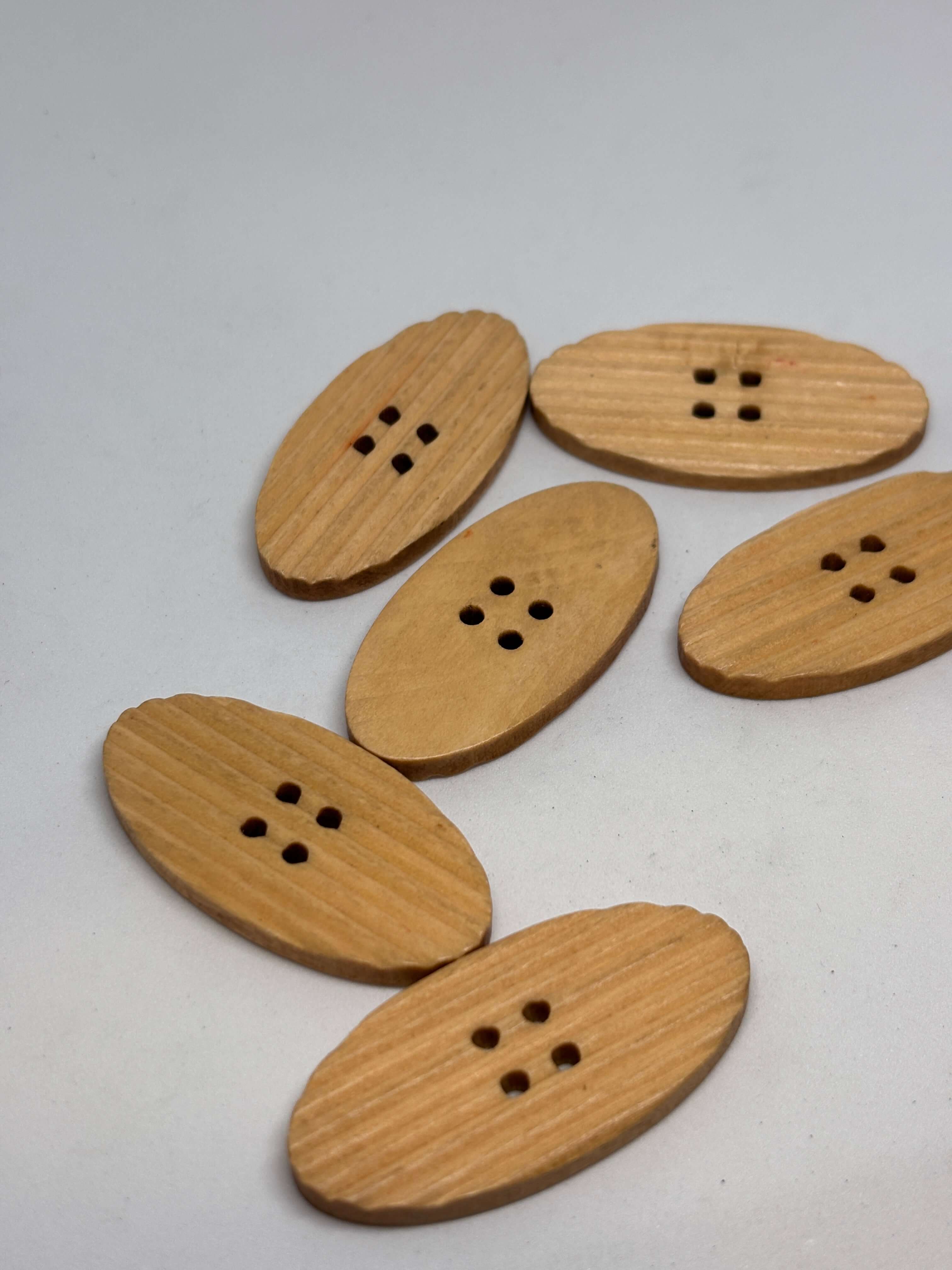 Botón WBB900 de madera natural oval de 4 agujeros en marrón, ideal para ropa y accesorios de lujo rústico. button