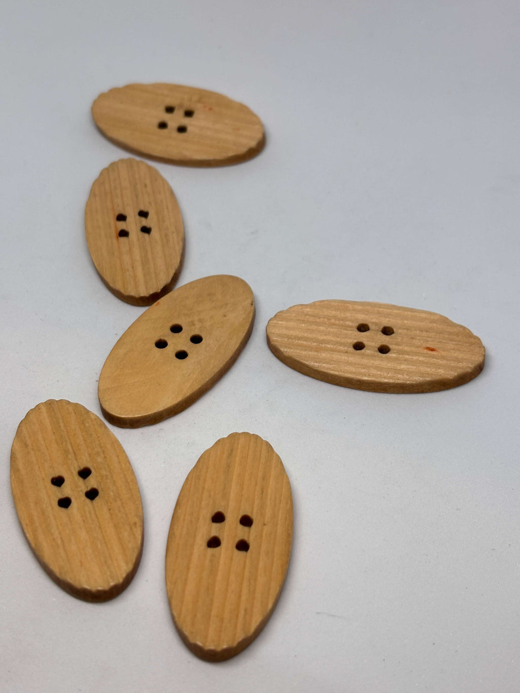 Botón WBB900 de madera natural oval de 4 agujeros en marrón, ideal para ropa y accesorios de lujo rústico. button