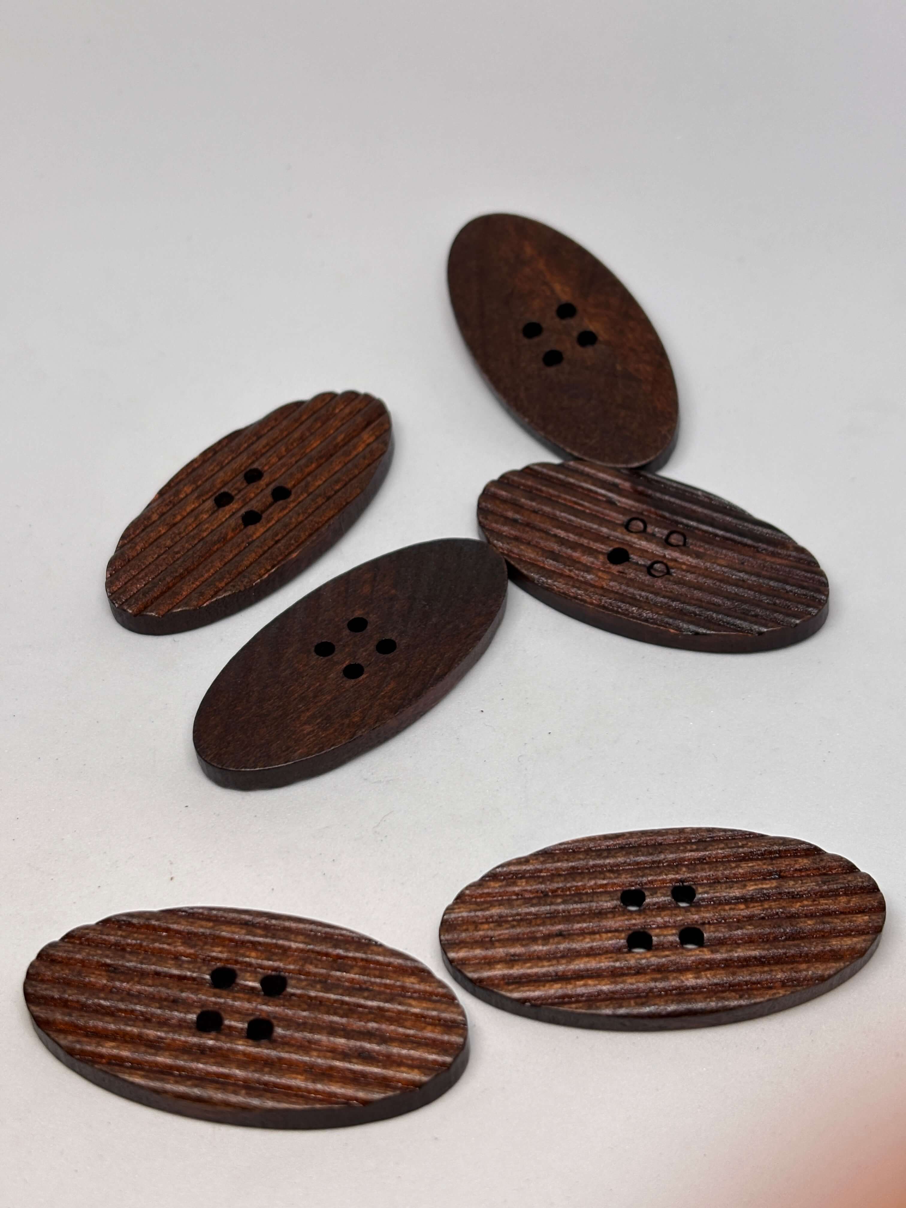 Botón WBB900 de madera natural oval de 4 agujeros en marrón, ideal para ropa y accesorios de lujo rústico. button