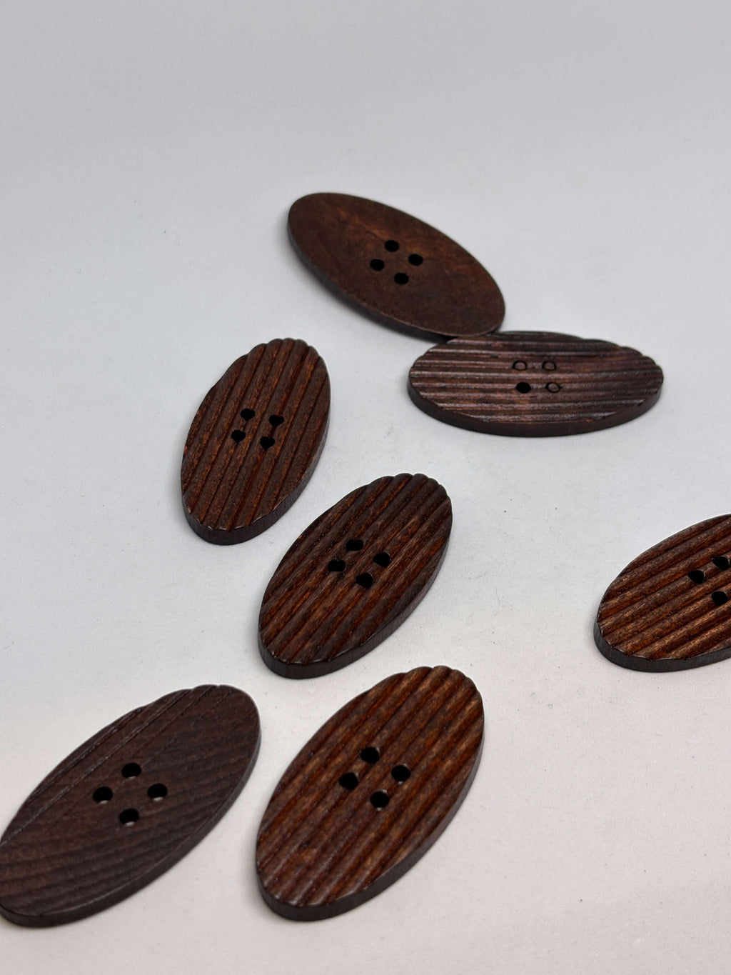 Botón WBB900 de madera natural oval de 4 agujeros en marrón, ideal para ropa y accesorios de lujo rústico. button