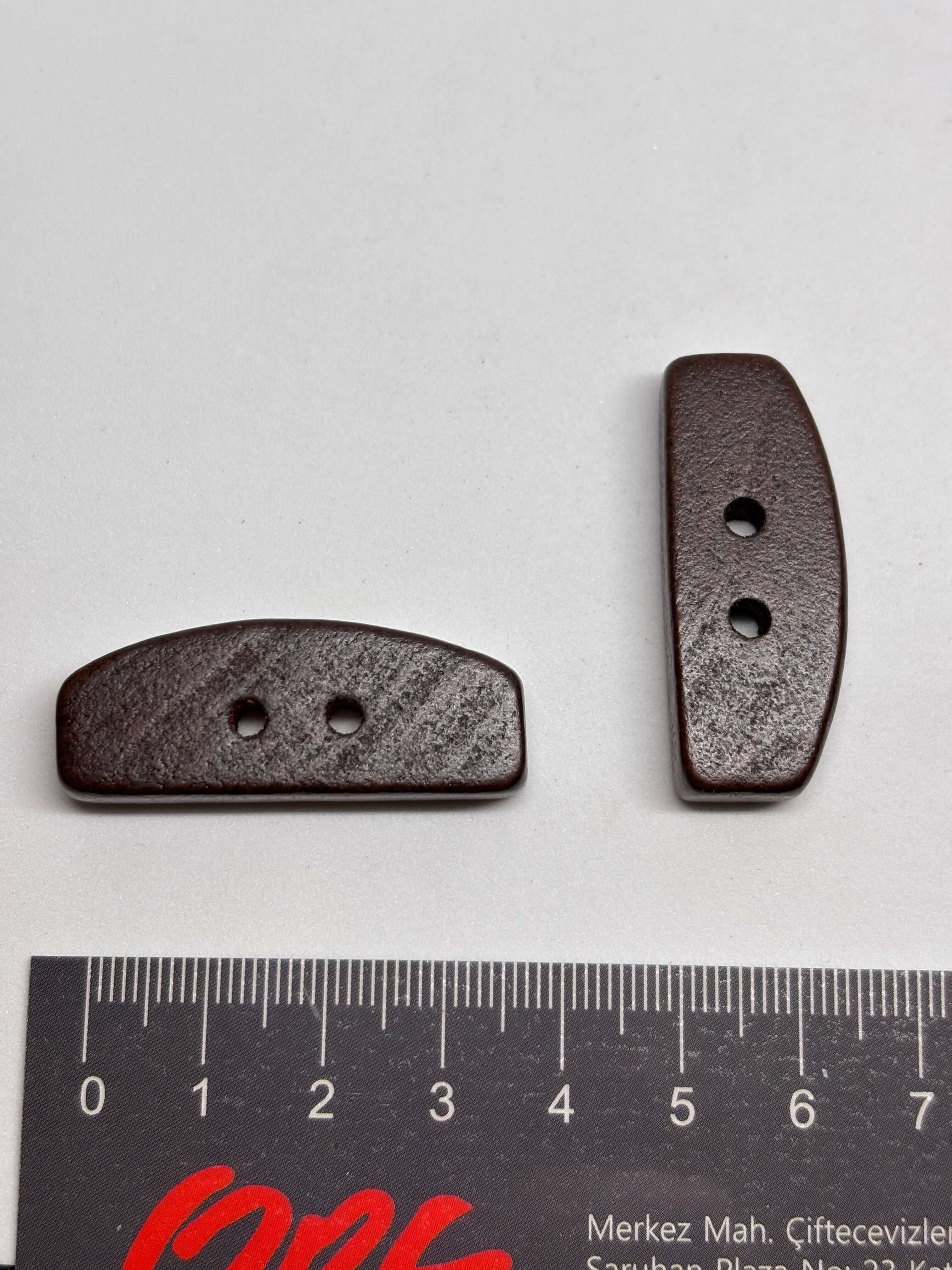 Botón WBB901 de madera marrón oscuro de 2 agujeros, 38mm, perfecto para sastrería elevada y prendas grandes. button