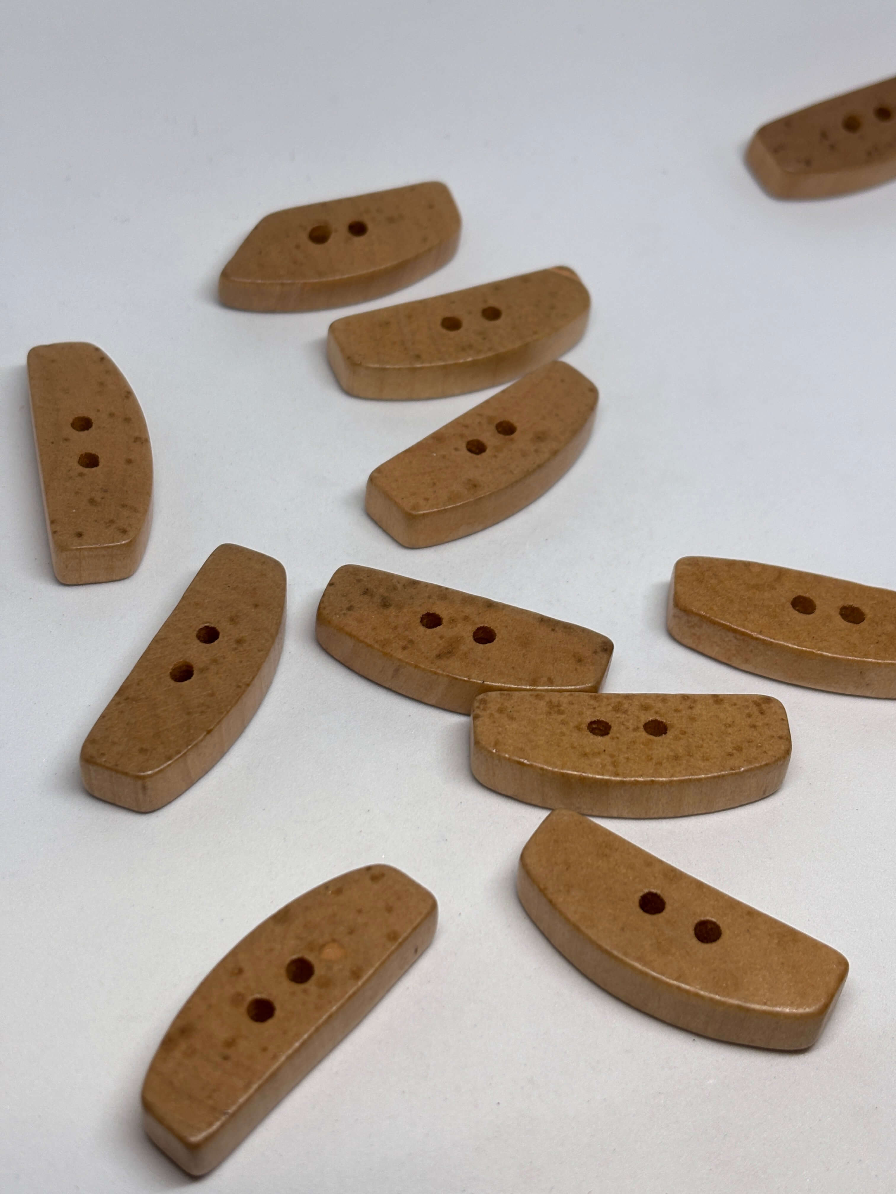 Botón WBB901 de madera marrón oscuro de 2 agujeros, 38mm, perfecto para sastrería elevada y prendas grandes. button