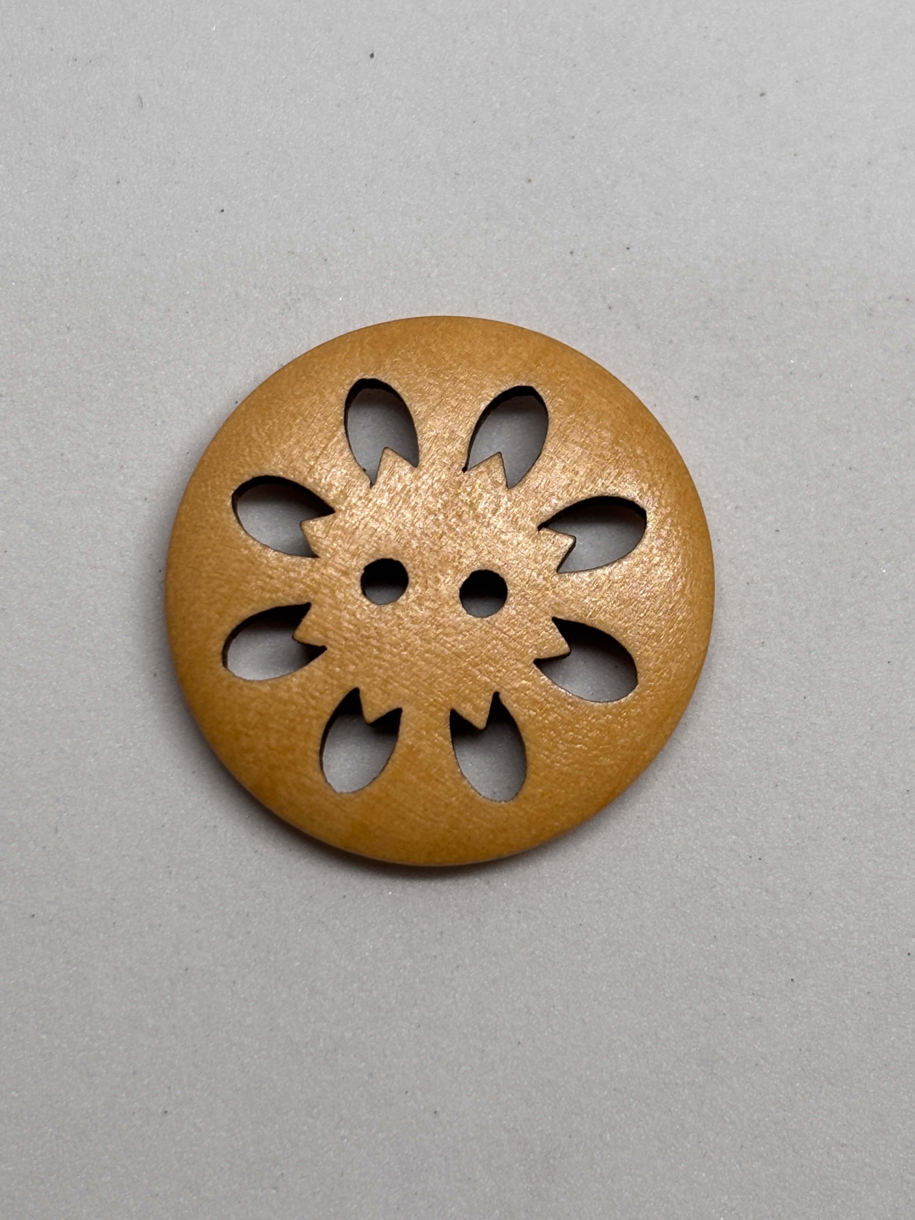 Botón WBB906 de madera natural, ovalado, 2 agujeros con diseño festoneado y rica veta, colores cálidos. button