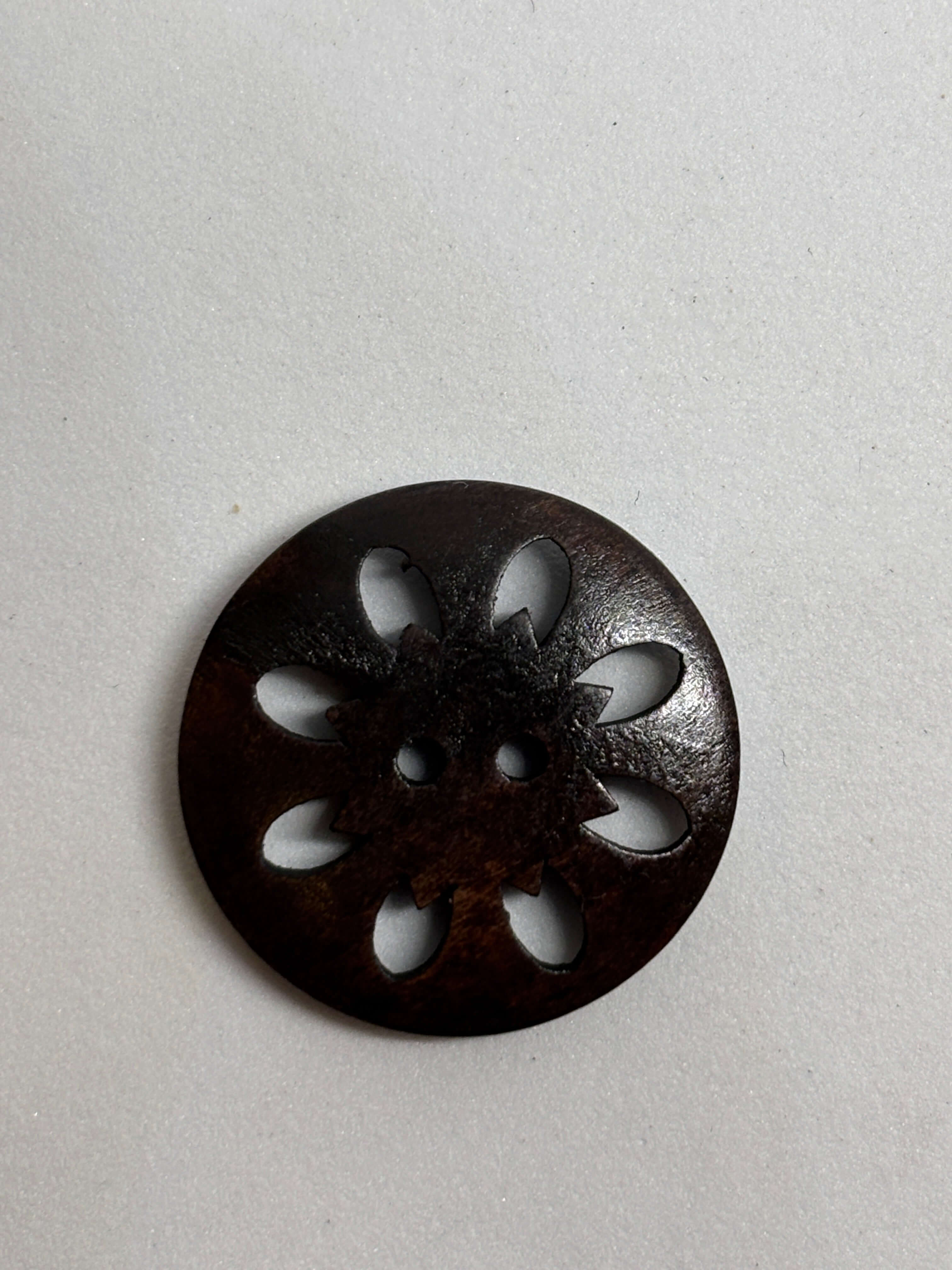 Botón WBB906 de madera natural, ovalado, 2 agujeros con diseño festoneado y rica veta, colores cálidos. button