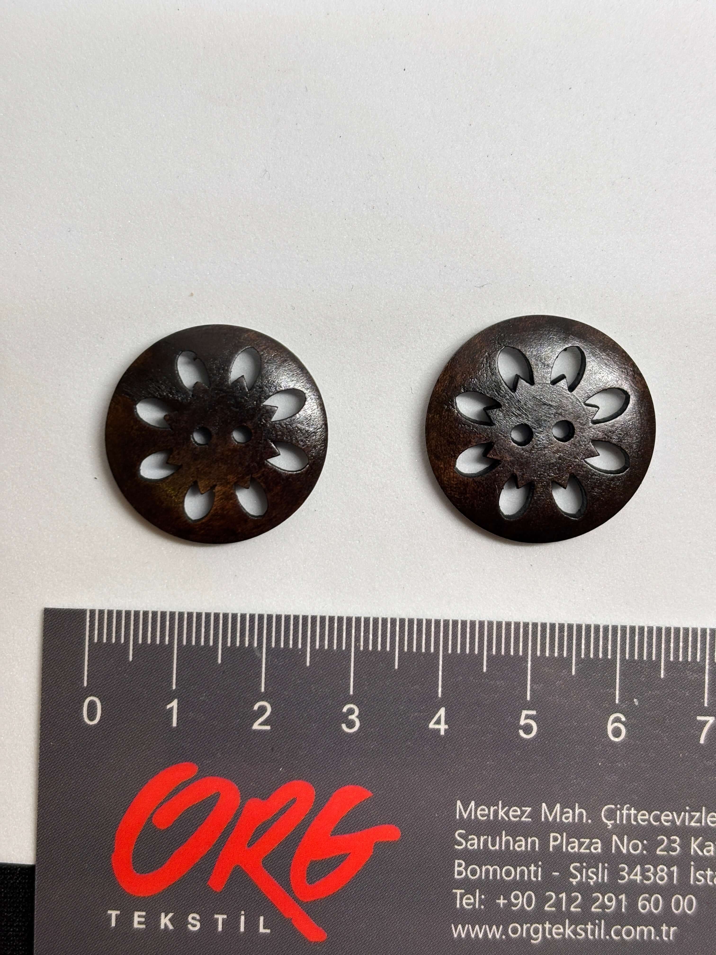 Botón WBB906 de madera natural, ovalado, 2 agujeros con diseño festoneado y rica veta, colores cálidos. button