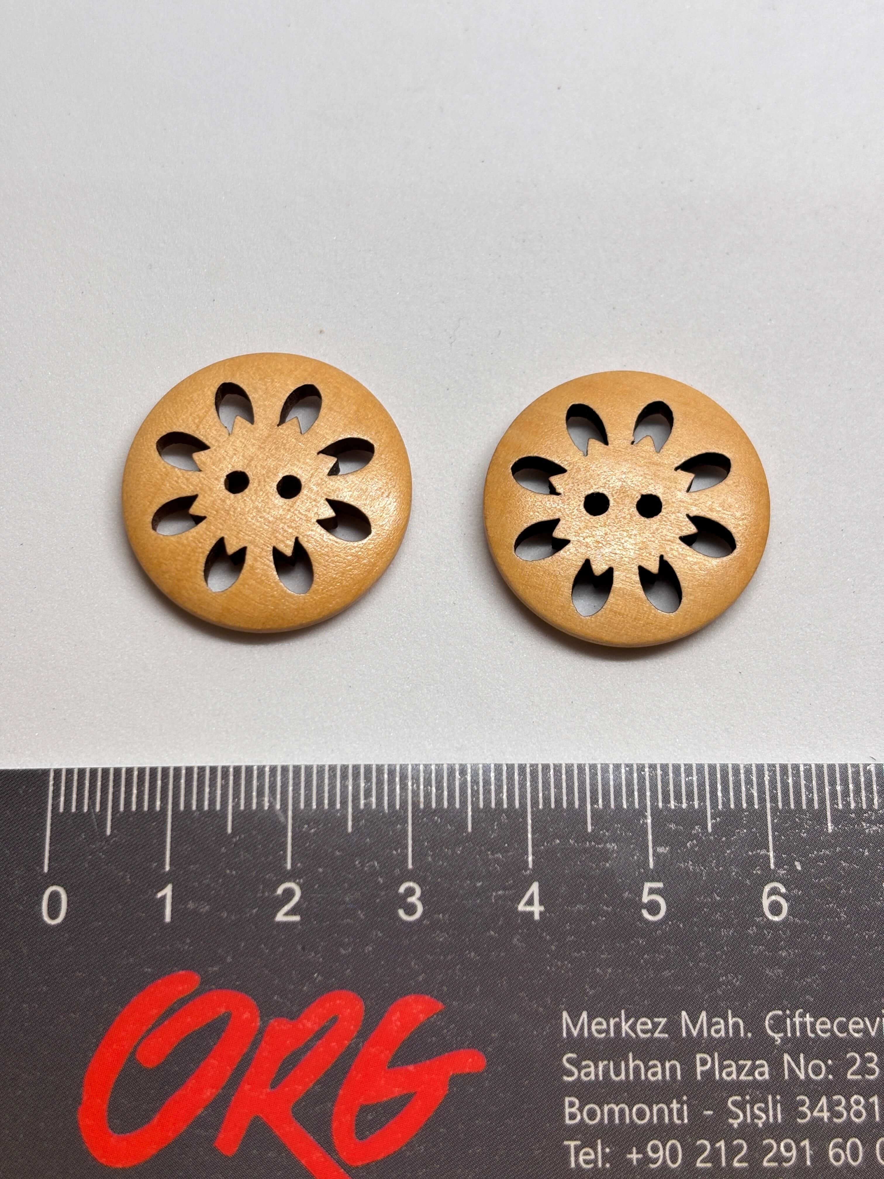 Botón WBB906 de madera natural, ovalado, 2 agujeros con diseño festoneado y rica veta, colores cálidos. button