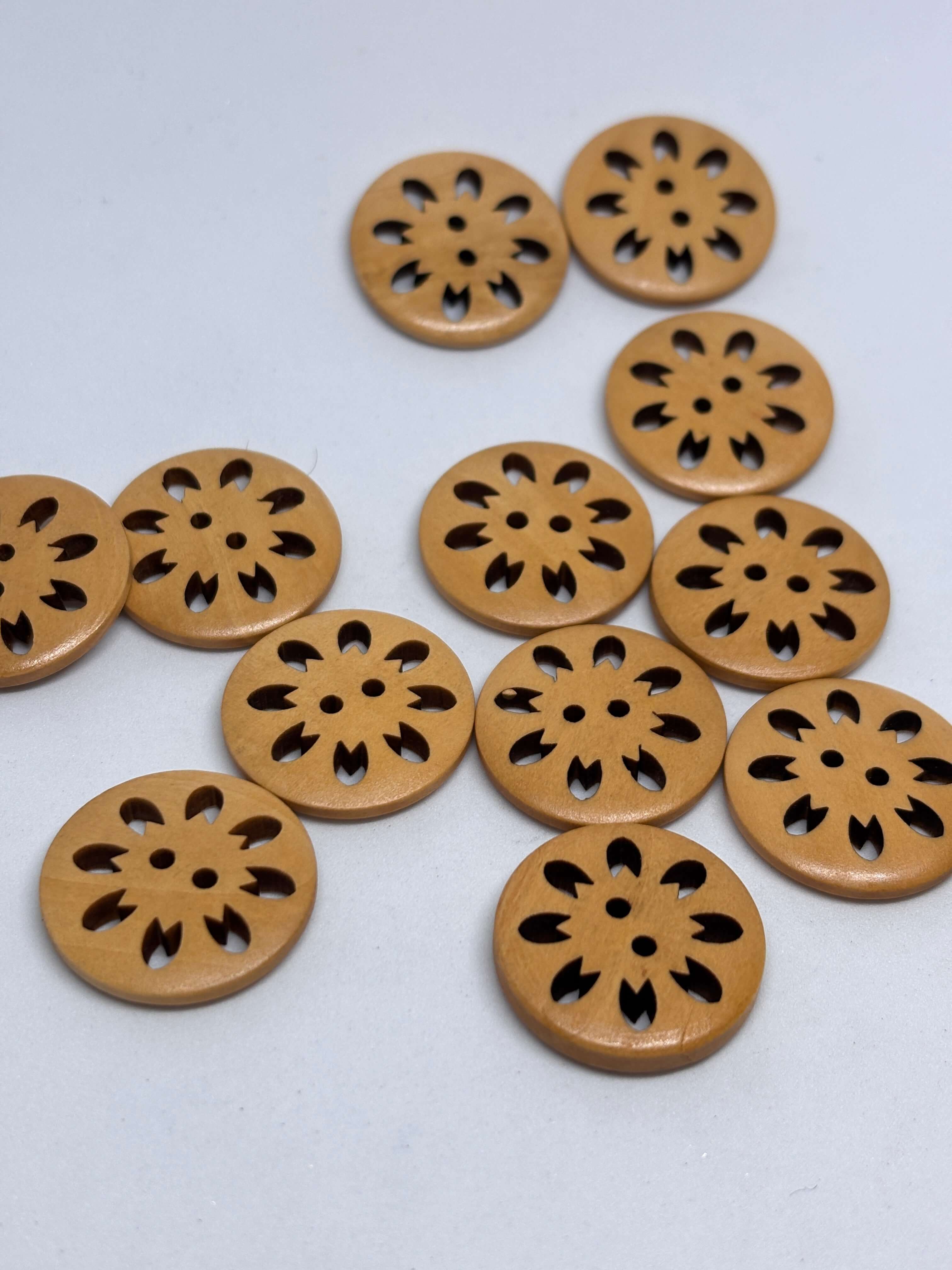 Botón WBB906 de madera natural, ovalado, 2 agujeros con diseño festoneado y rica veta, colores cálidos. button