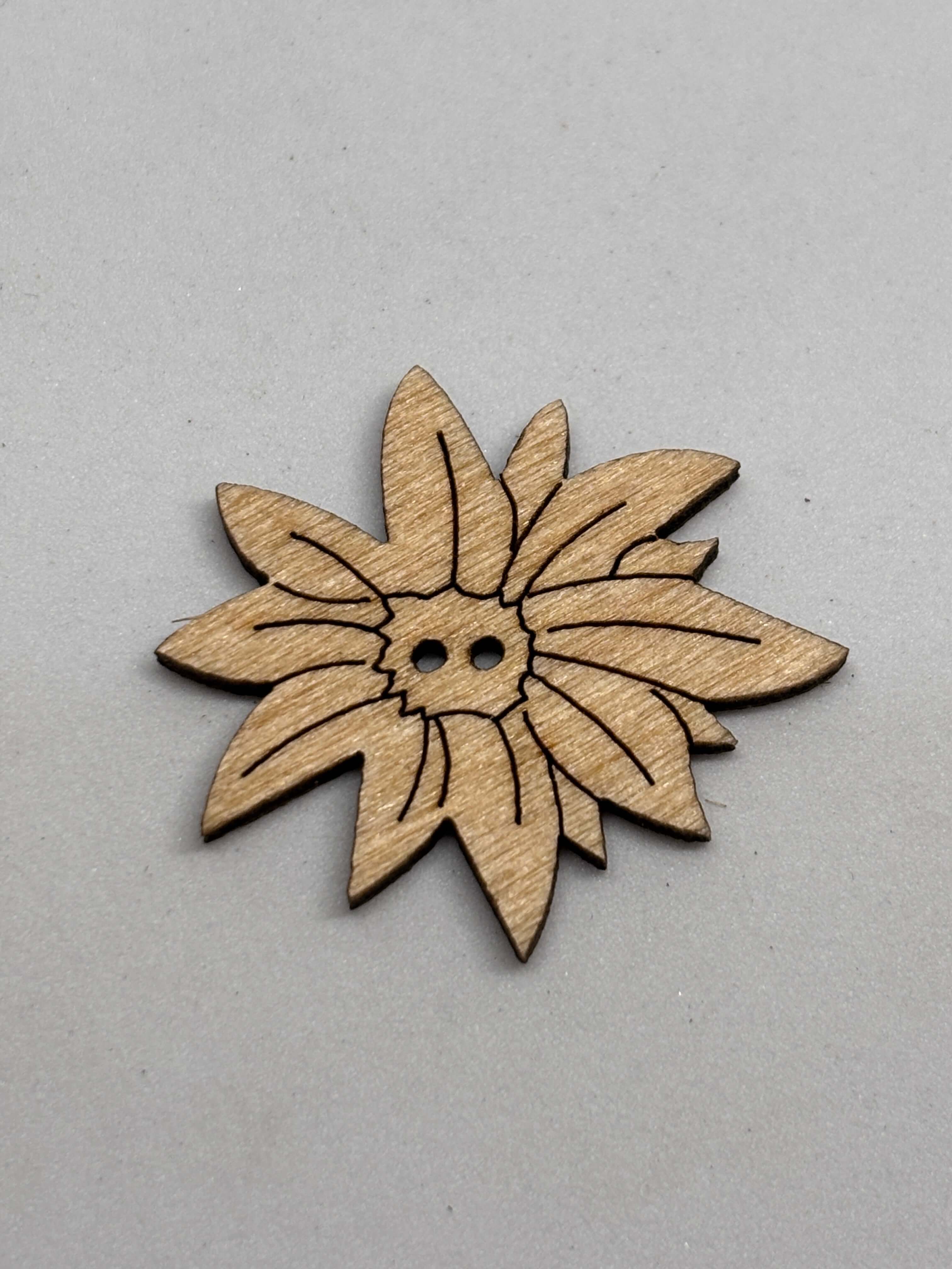 Botón de madera con forma de flor y 2 agujeros, ideal para sastrería clásica, diseño natural y artesanal. button