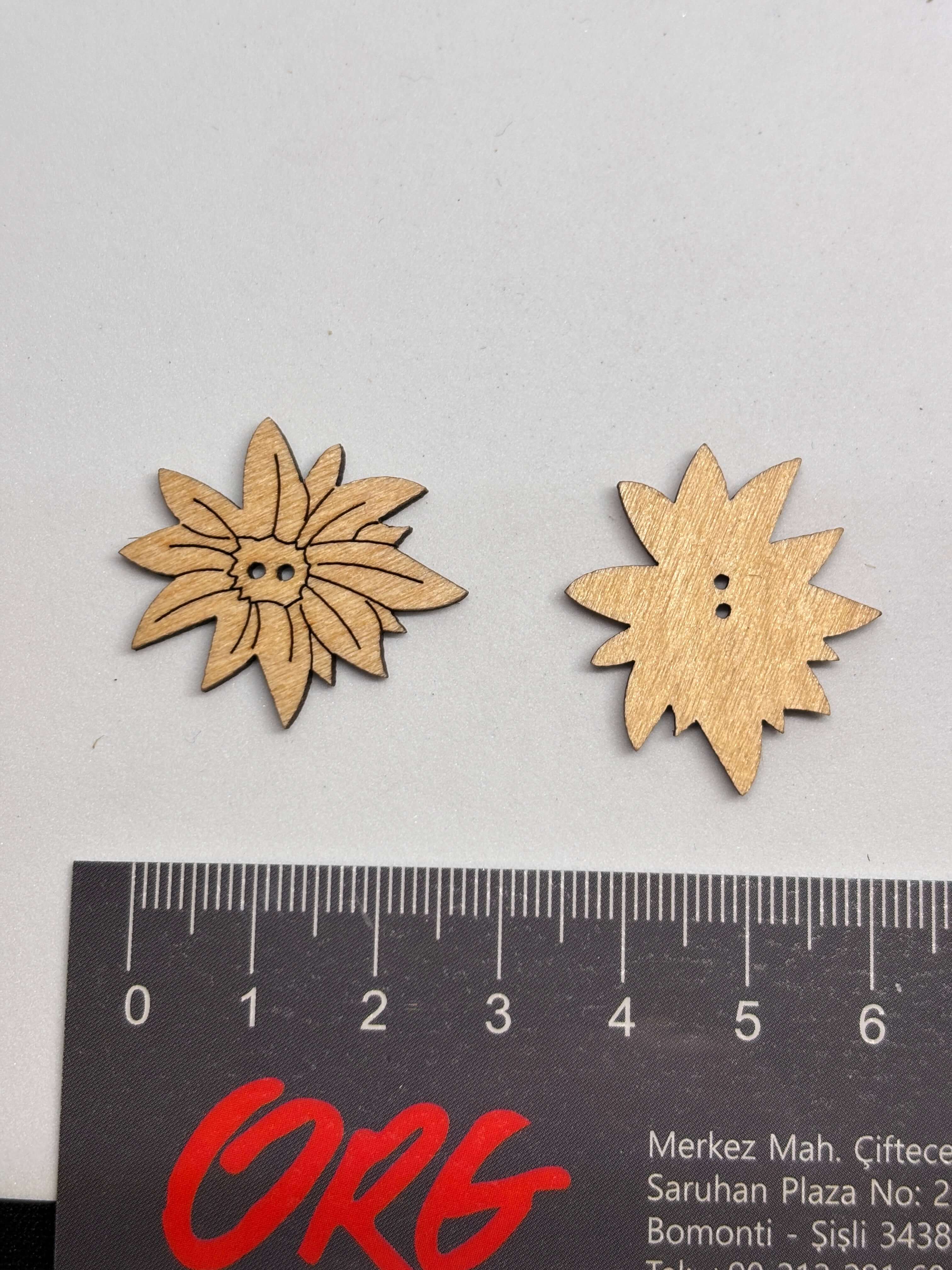 Botón de madera con forma de flor y 2 agujeros, ideal para sastrería clásica, diseño natural y artesanal. button