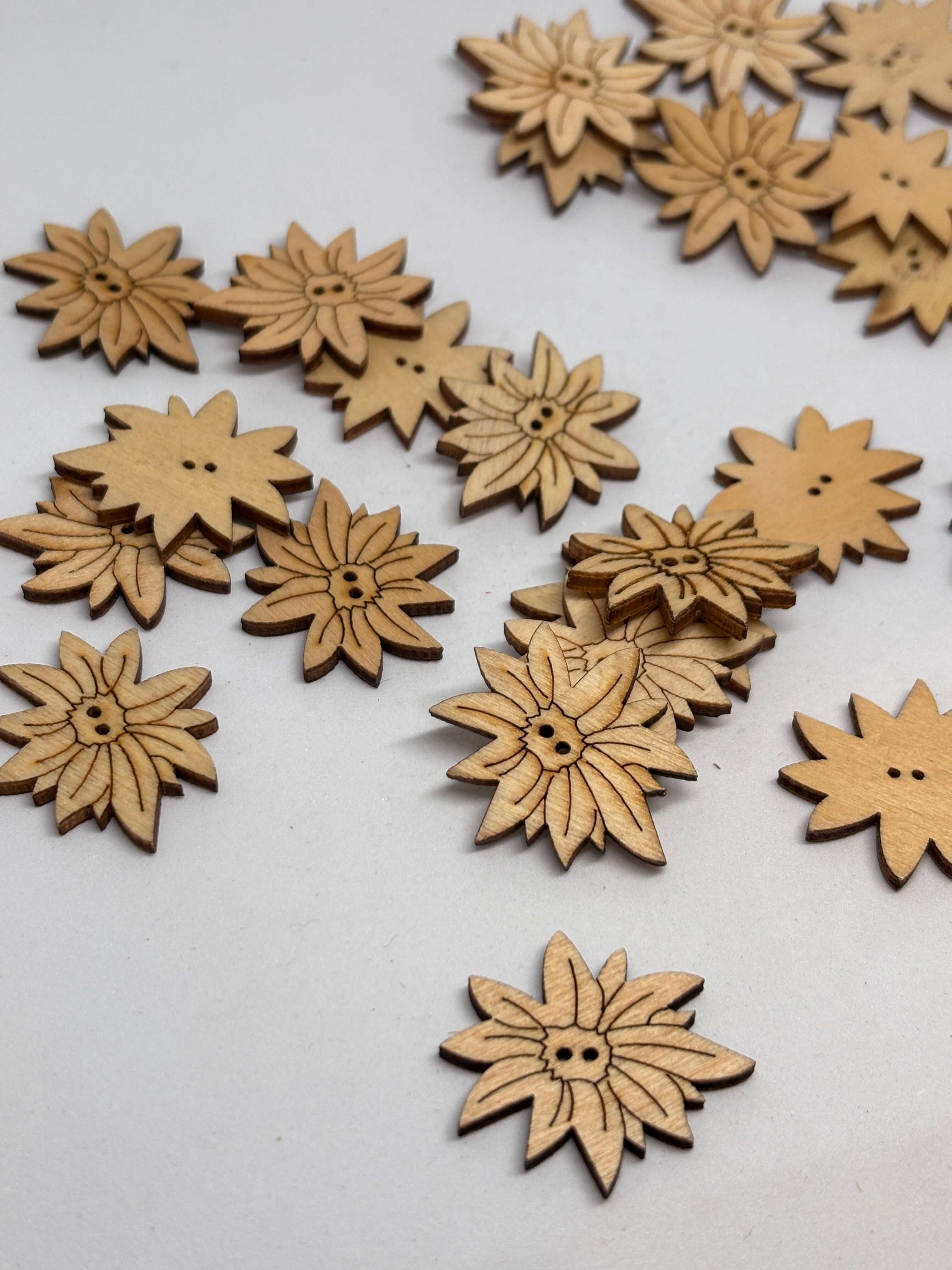 Botón de madera con forma de flor y 2 agujeros, ideal para sastrería clásica, diseño natural y artesanal. button
