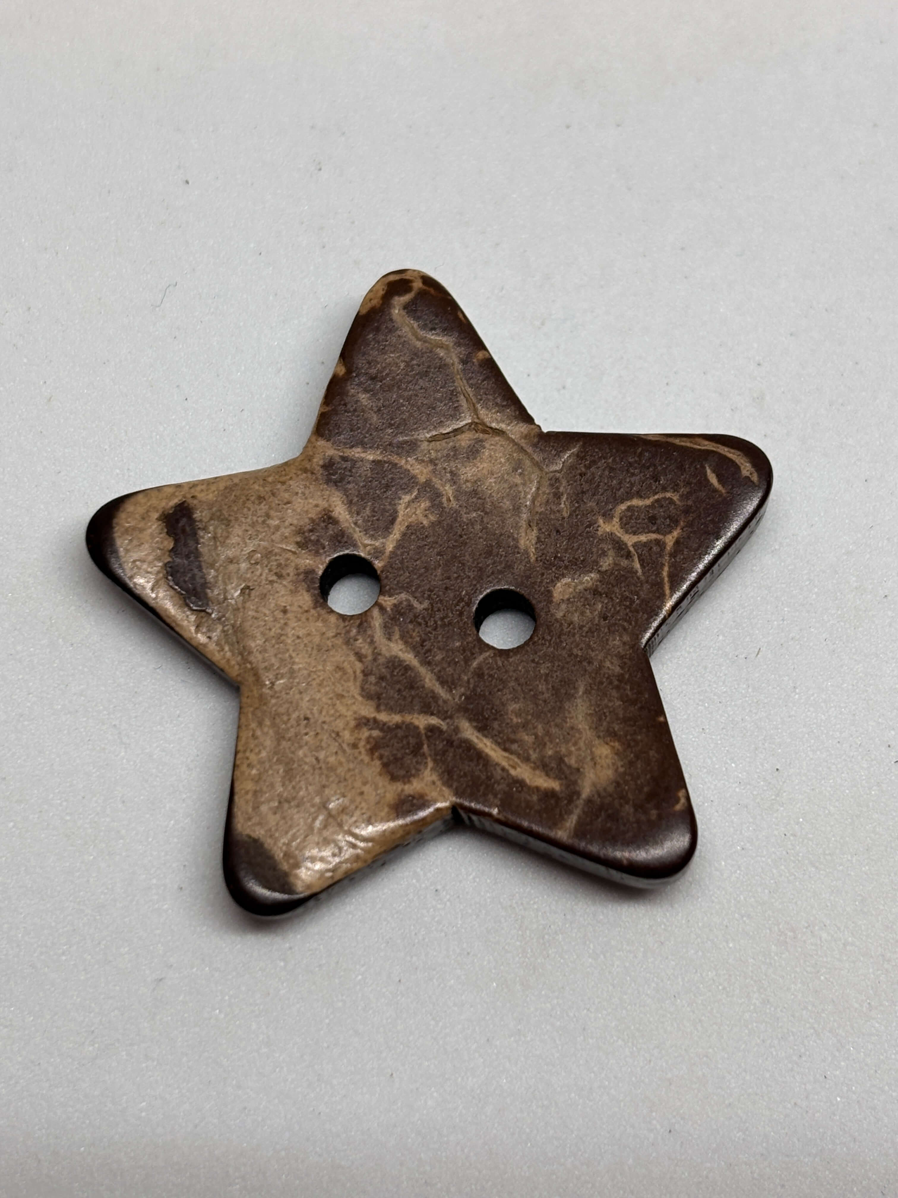 Botón WBB911 de coco natural, forma estrella de 2 agujeros, 18-30mm, textura auténtica, tono tierra cálido. button