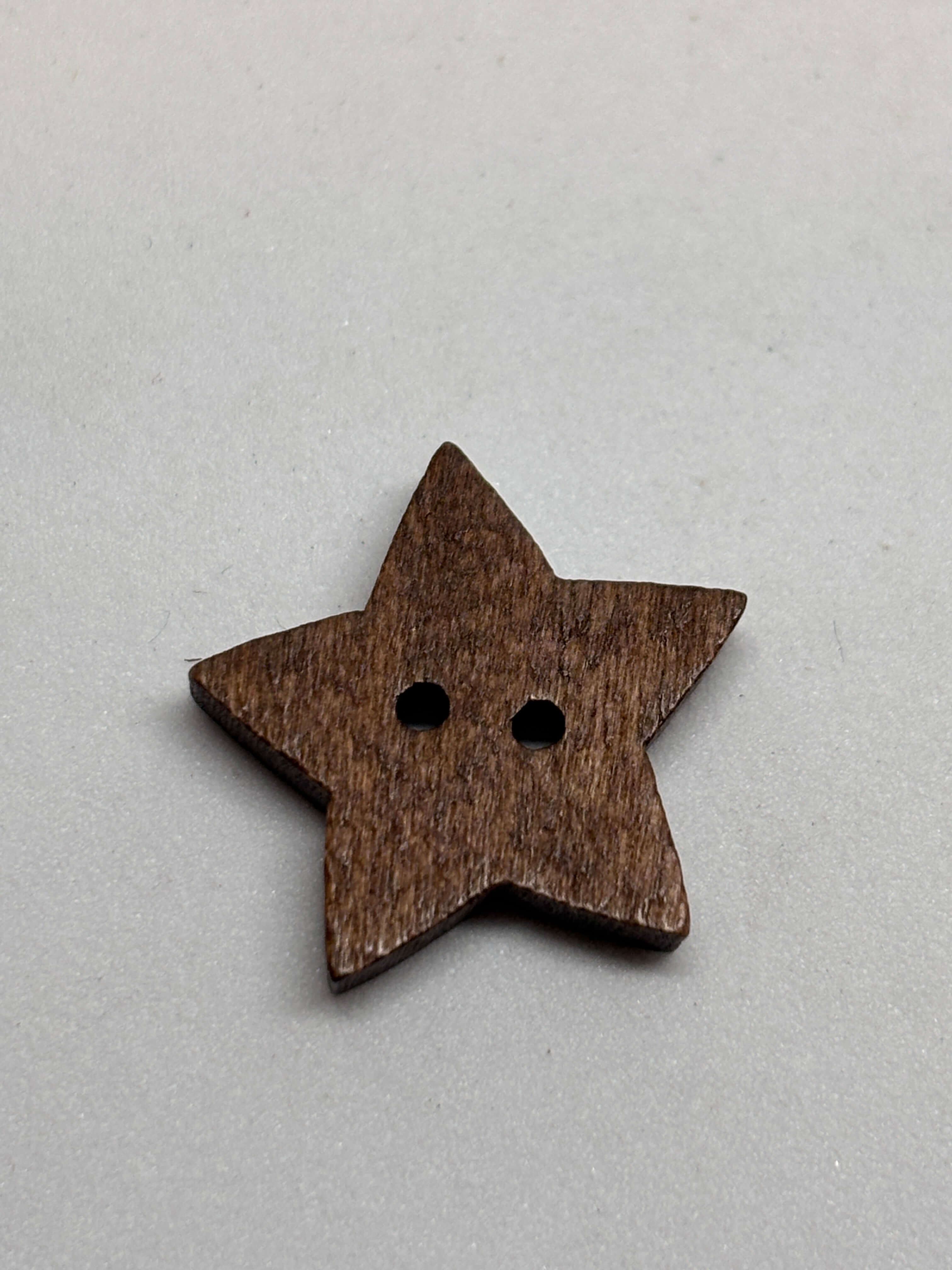 Botón WBB911 de coco natural, forma estrella de 2 agujeros, 18-30mm, textura auténtica, tono tierra cálido. button