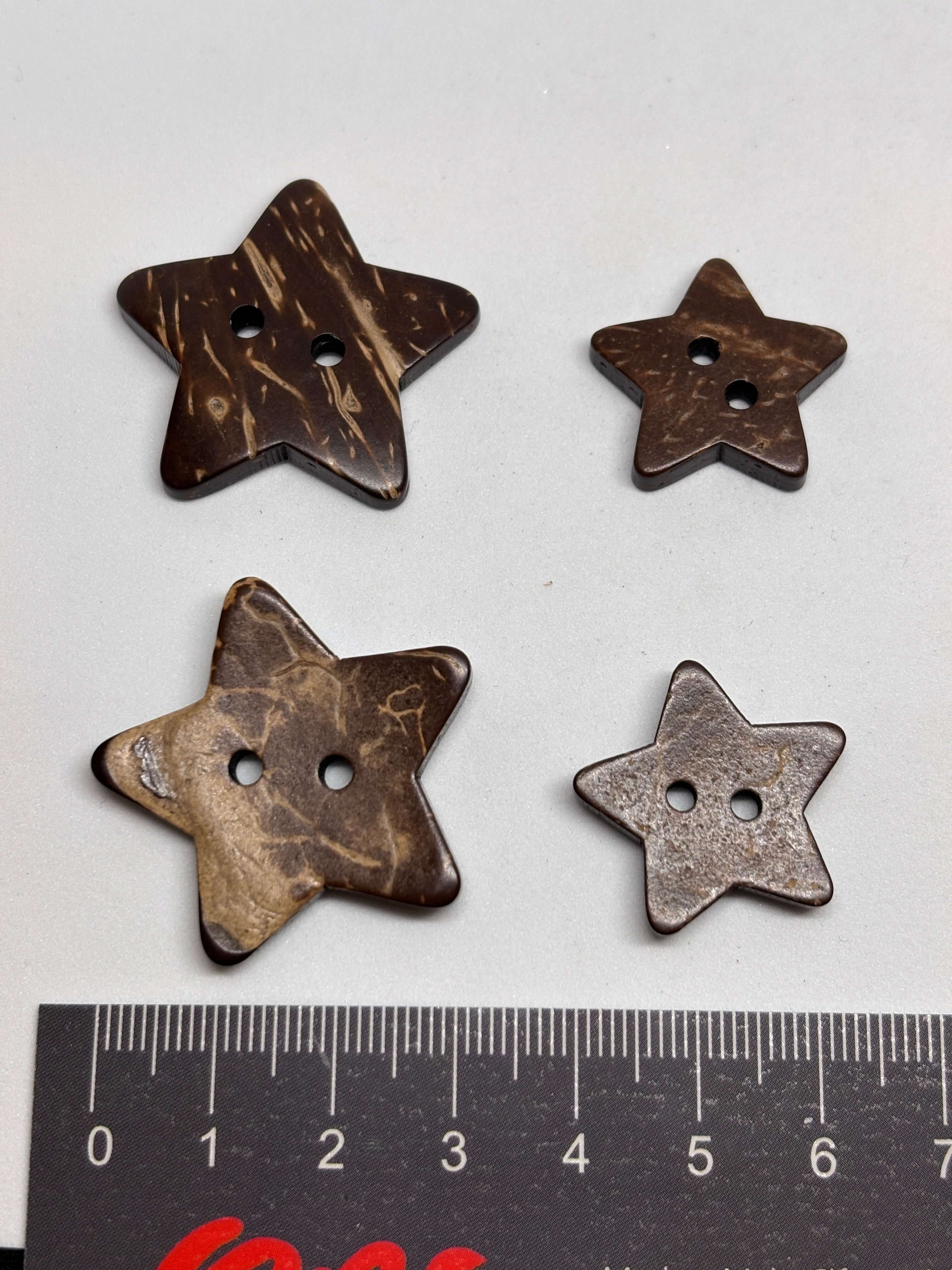 Botón WBB911 de coco natural, forma estrella de 2 agujeros, 18-30mm, textura auténtica, tono tierra cálido. button