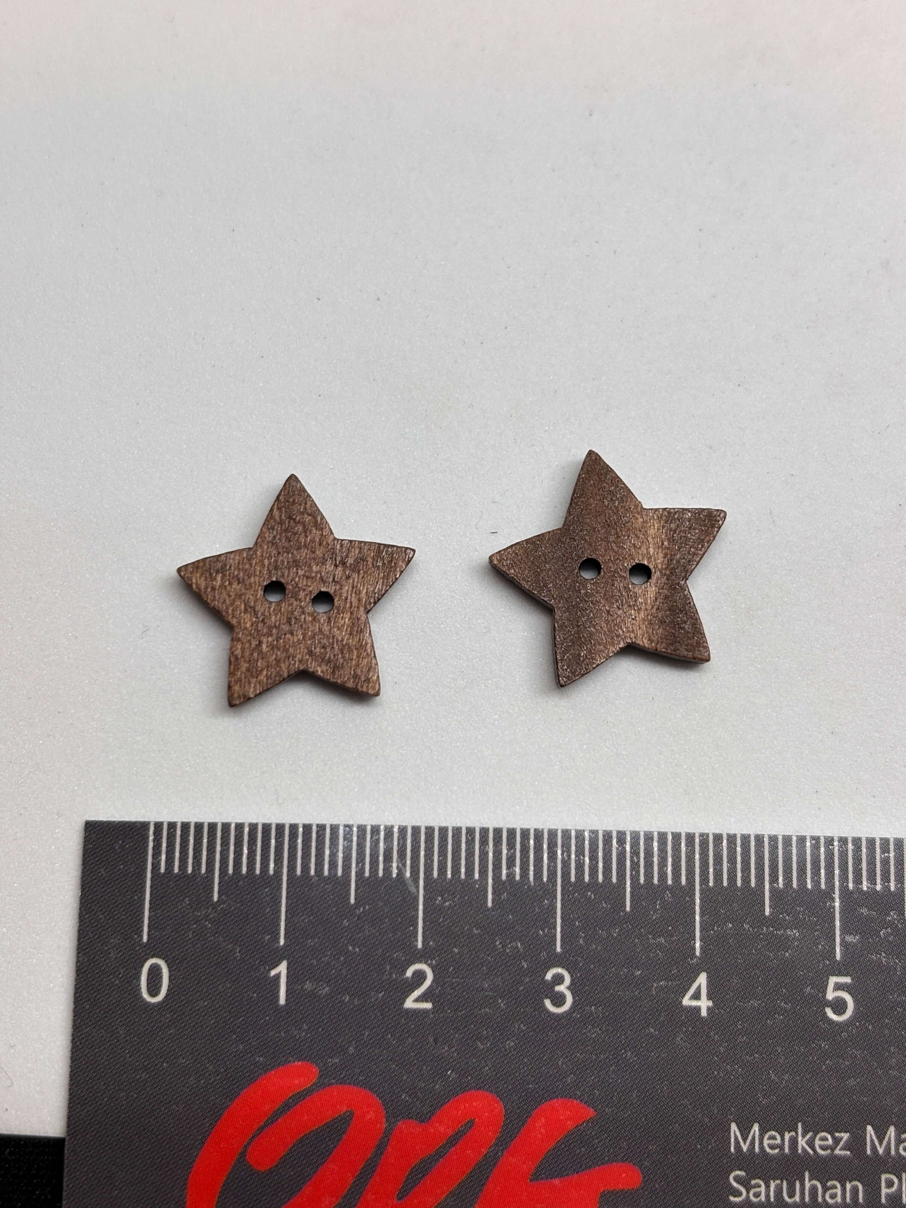 Botón WBB911 de coco natural, forma estrella de 2 agujeros, 18-30mm, textura auténtica, tono tierra cálido. button