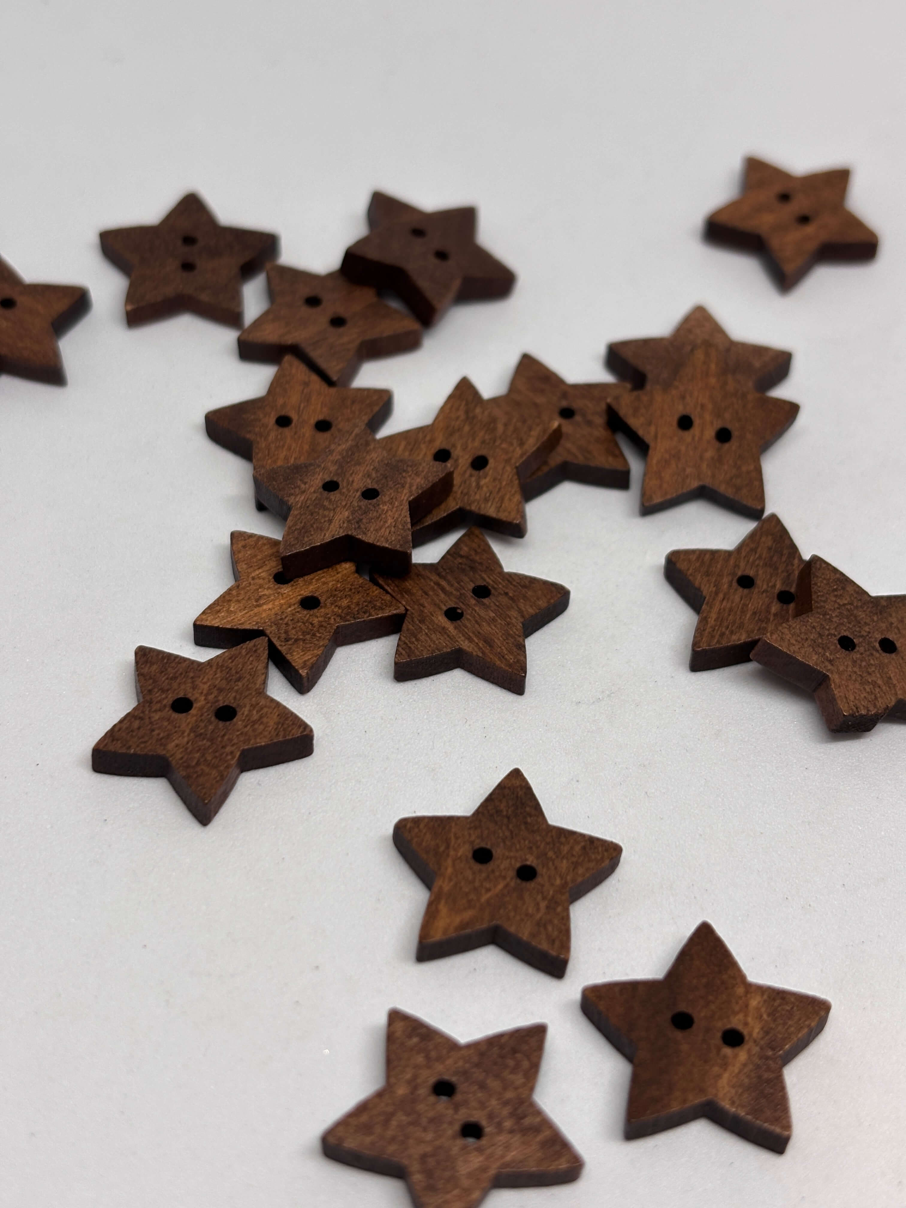 Botón WBB911 de coco natural, forma estrella de 2 agujeros, 18-30mm, textura auténtica, tono tierra cálido. button